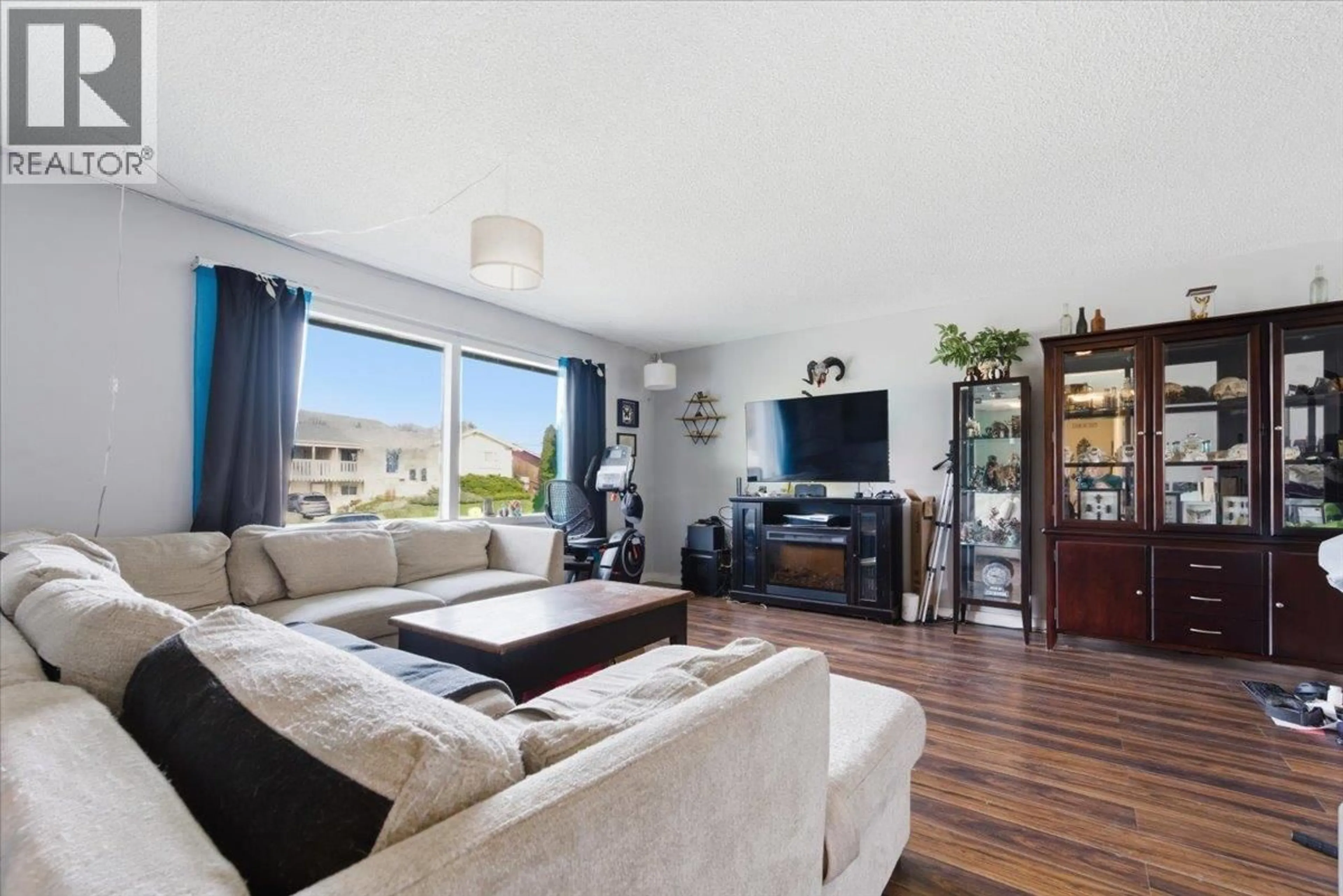 Living room with furniture, wood/laminate floor for 2002 21 AVENUE, Vernon British Columbia V1T7B9