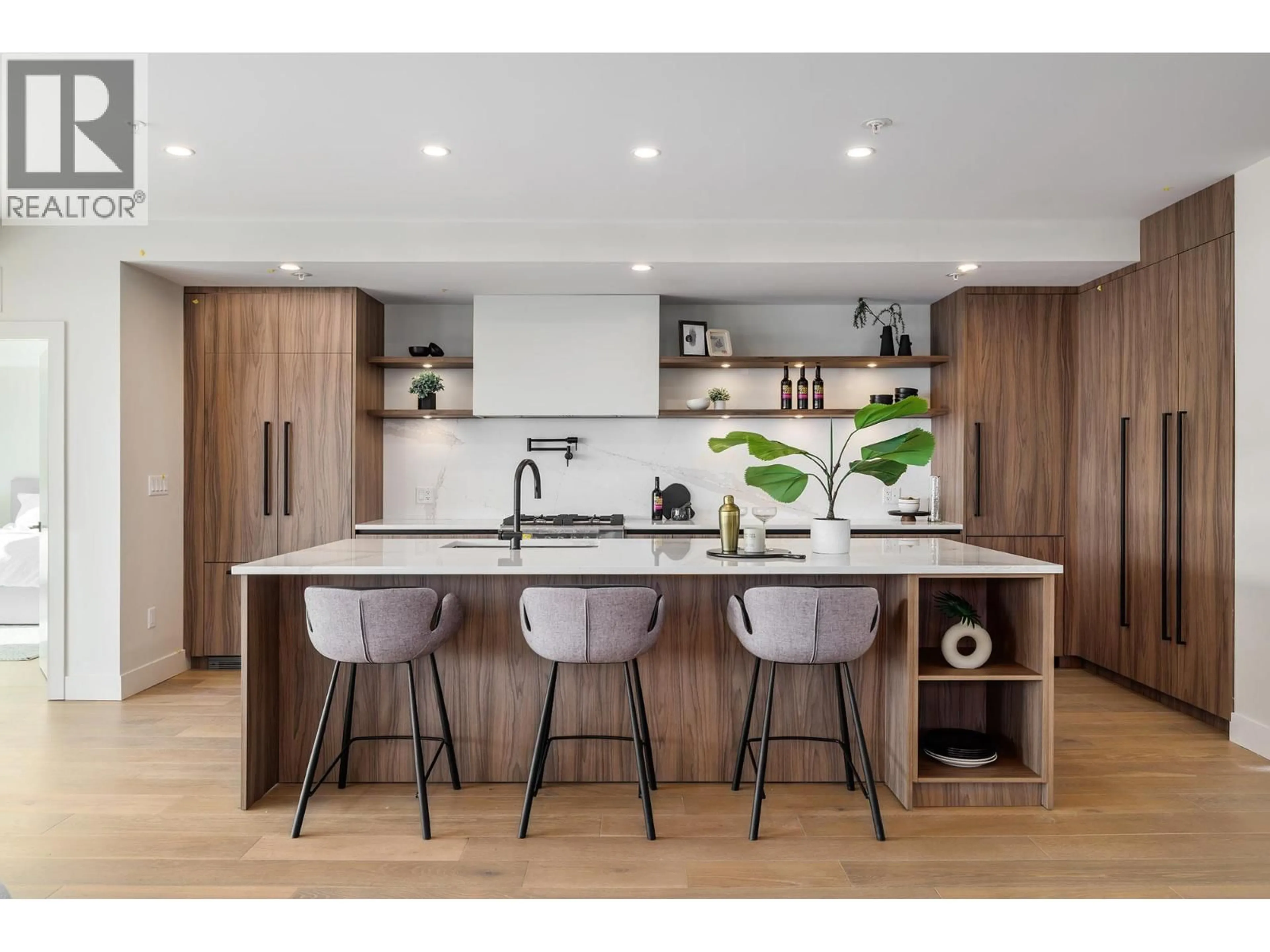 Contemporary kitchen, wood/laminate floor for 301 - 5304 BUCHANAN ROAD, Peachland British Columbia V0H1X1