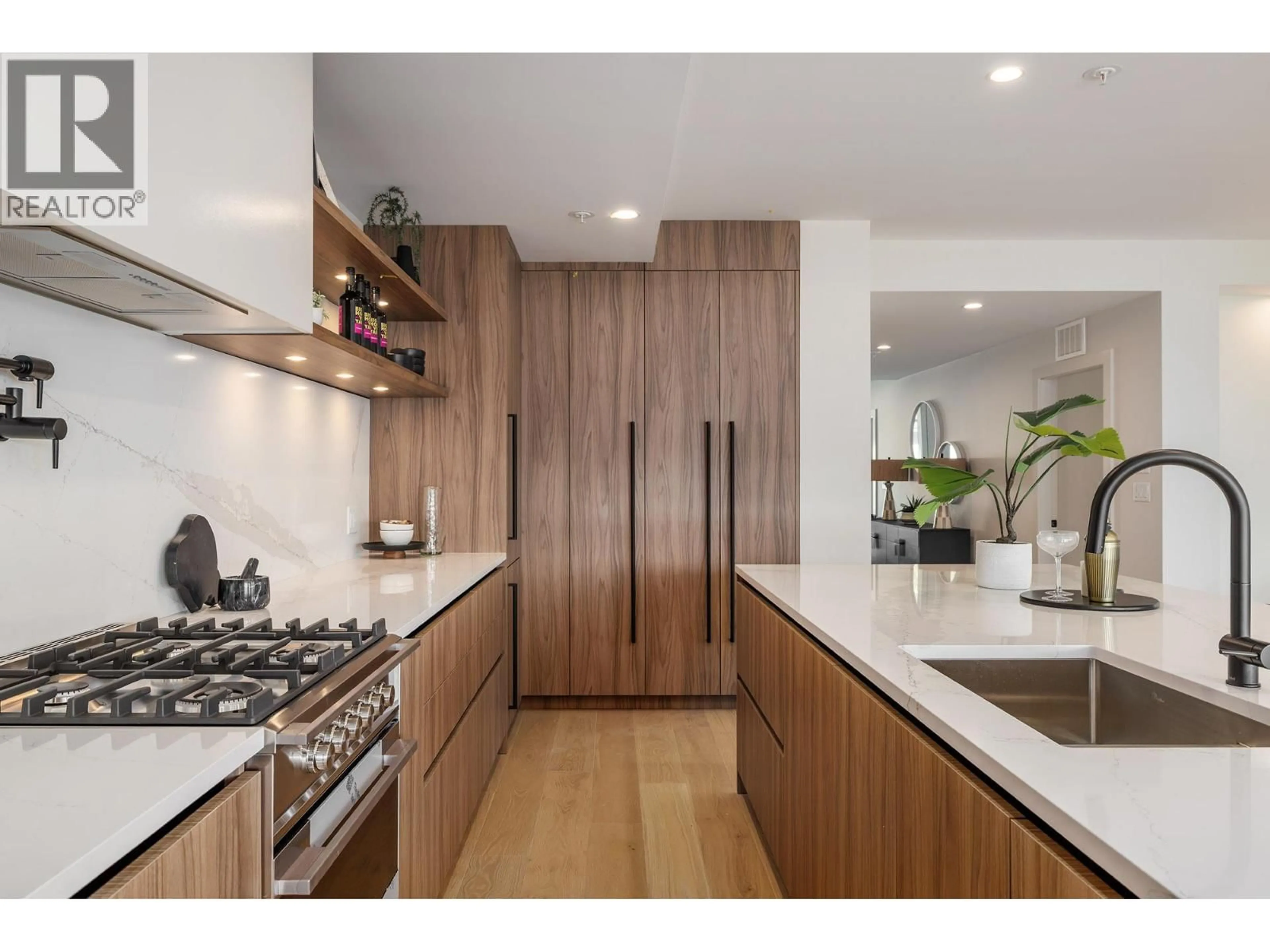 Contemporary kitchen, wood/laminate floor for 301 - 5304 BUCHANAN ROAD, Peachland British Columbia V0H1X1