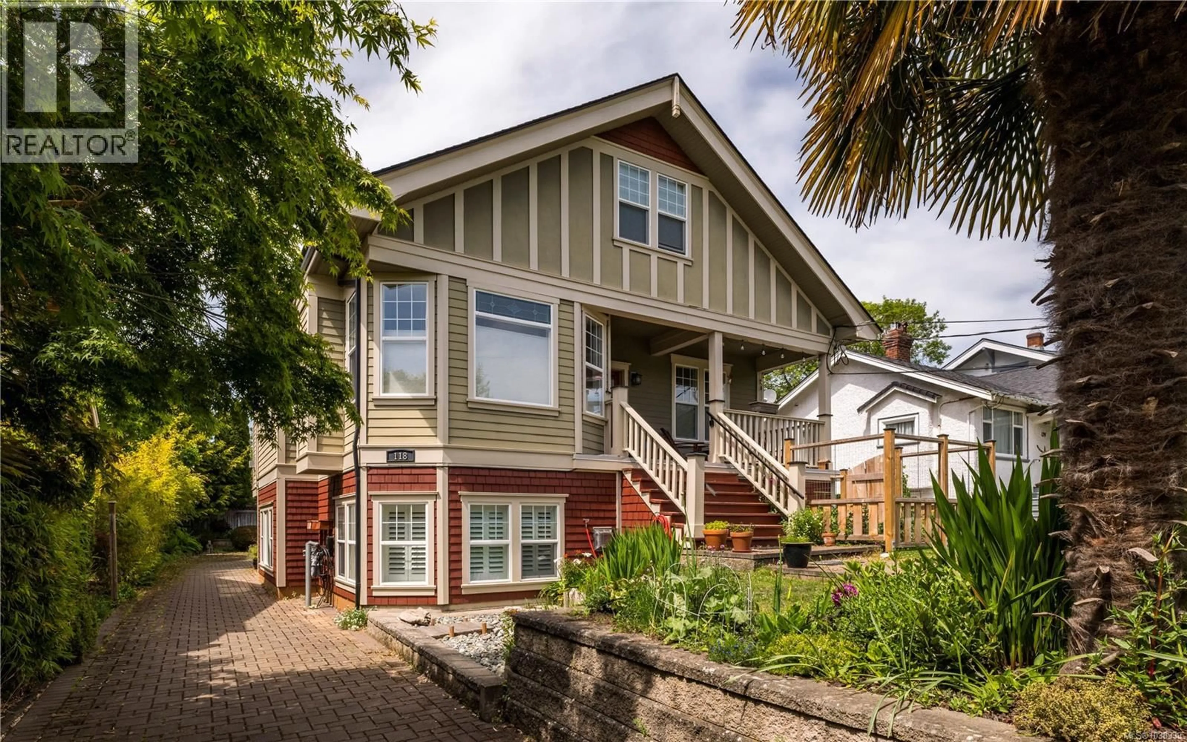 Home with vinyl exterior material, street for 3 - 118 ROBERTSON STREET, Victoria British Columbia V8S3X1