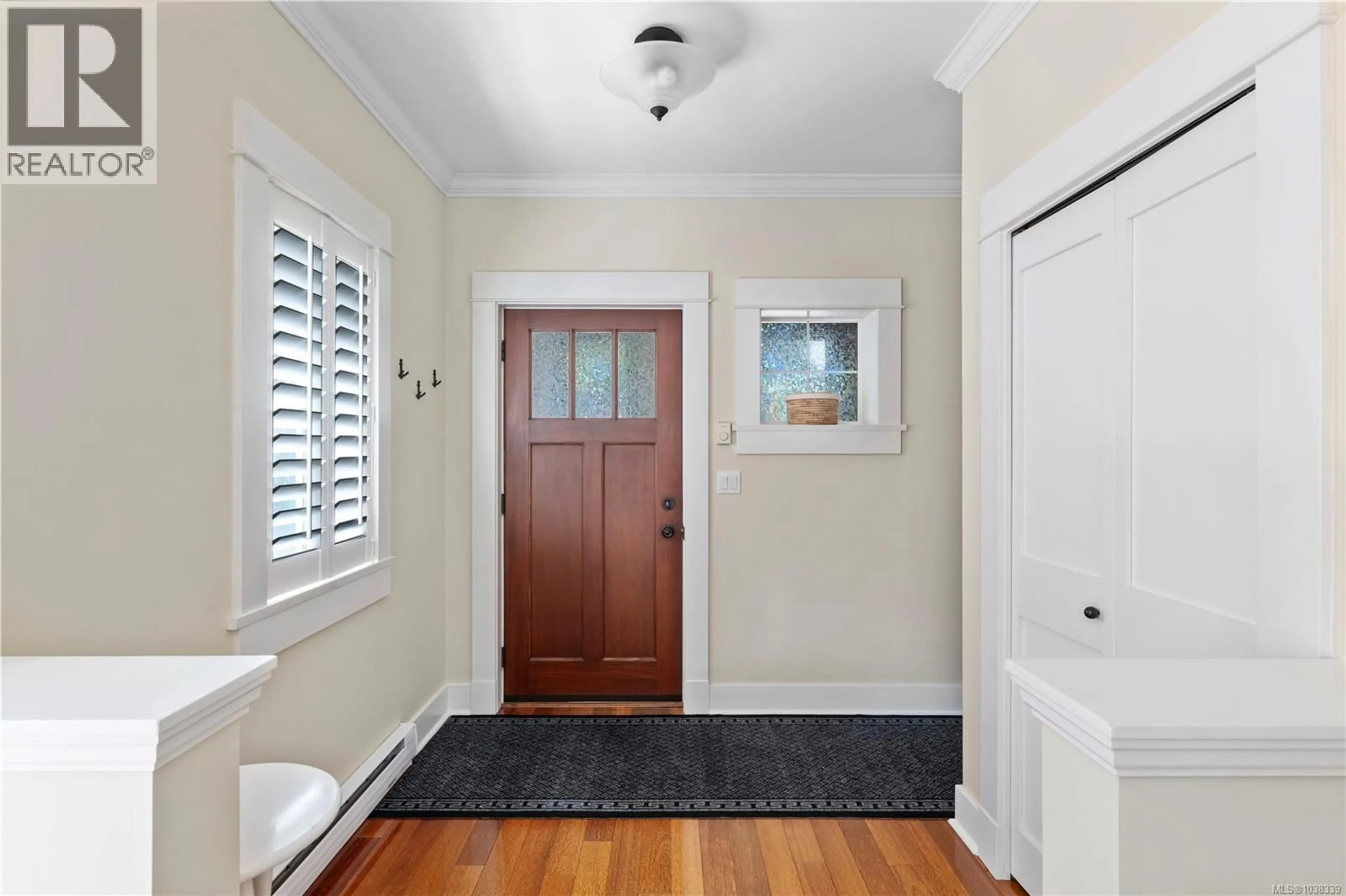Indoor entryway for 3 - 118 ROBERTSON STREET, Victoria British Columbia V8S3X1