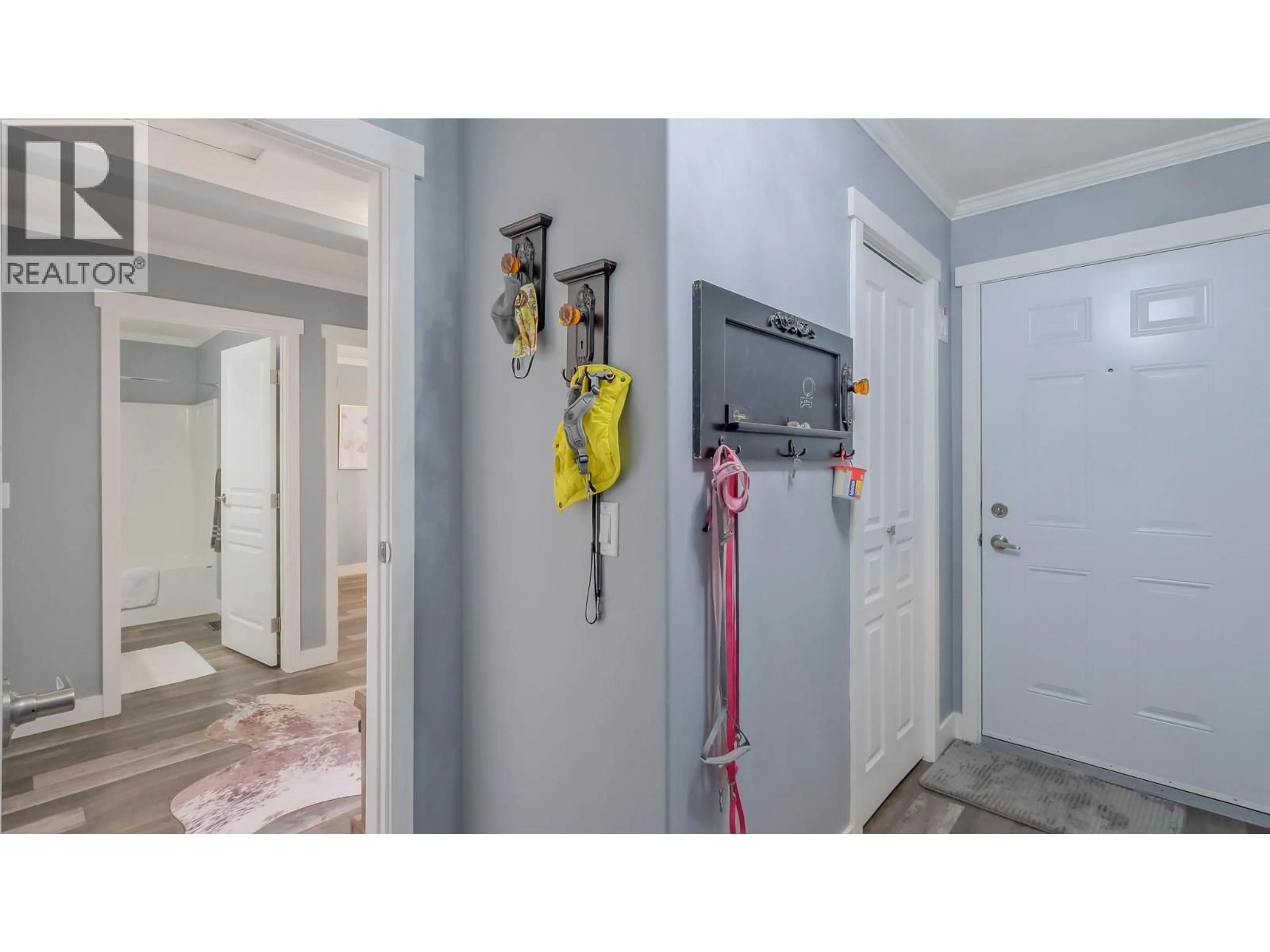 Indoor entryway for 76 - 1835 NANCEE WAY COURT, Kelowna British Columbia V1Z4C1