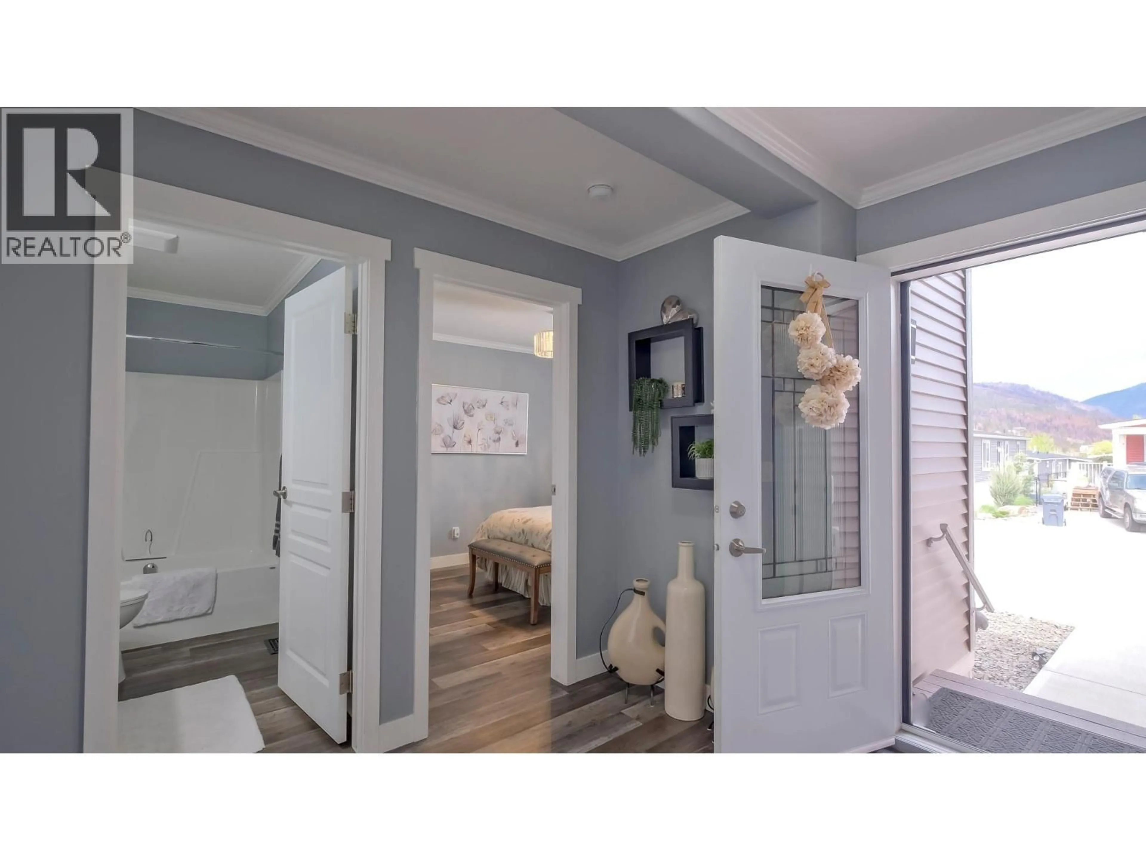 Contemporary bathroom, ceramic/tile floor for 76 - 1835 NANCEE WAY COURT, Kelowna British Columbia V1Z4C1