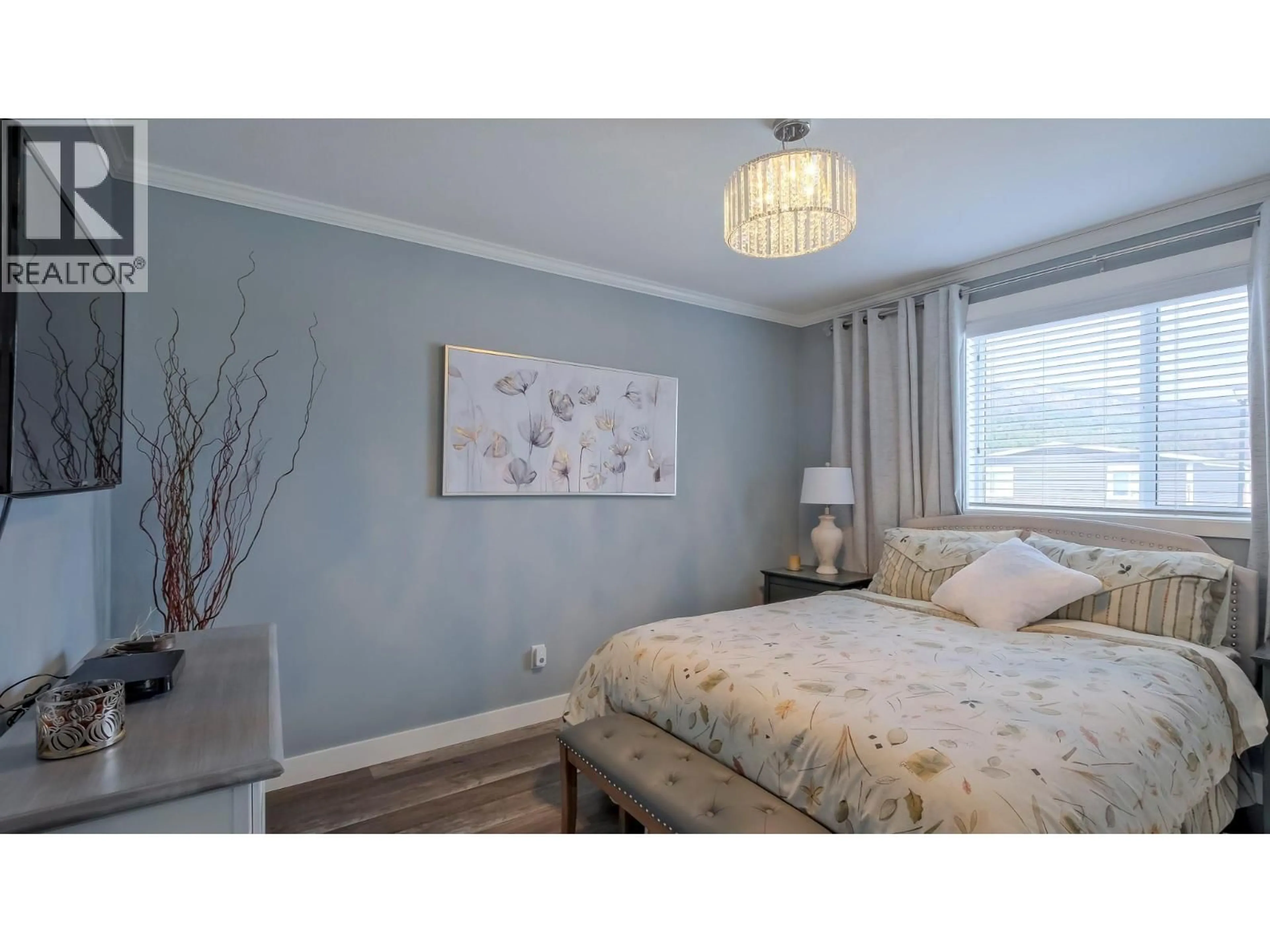 Bedroom with bed, wood/laminate floor for 76 - 1835 NANCEE WAY COURT, Kelowna British Columbia V1Z4C1