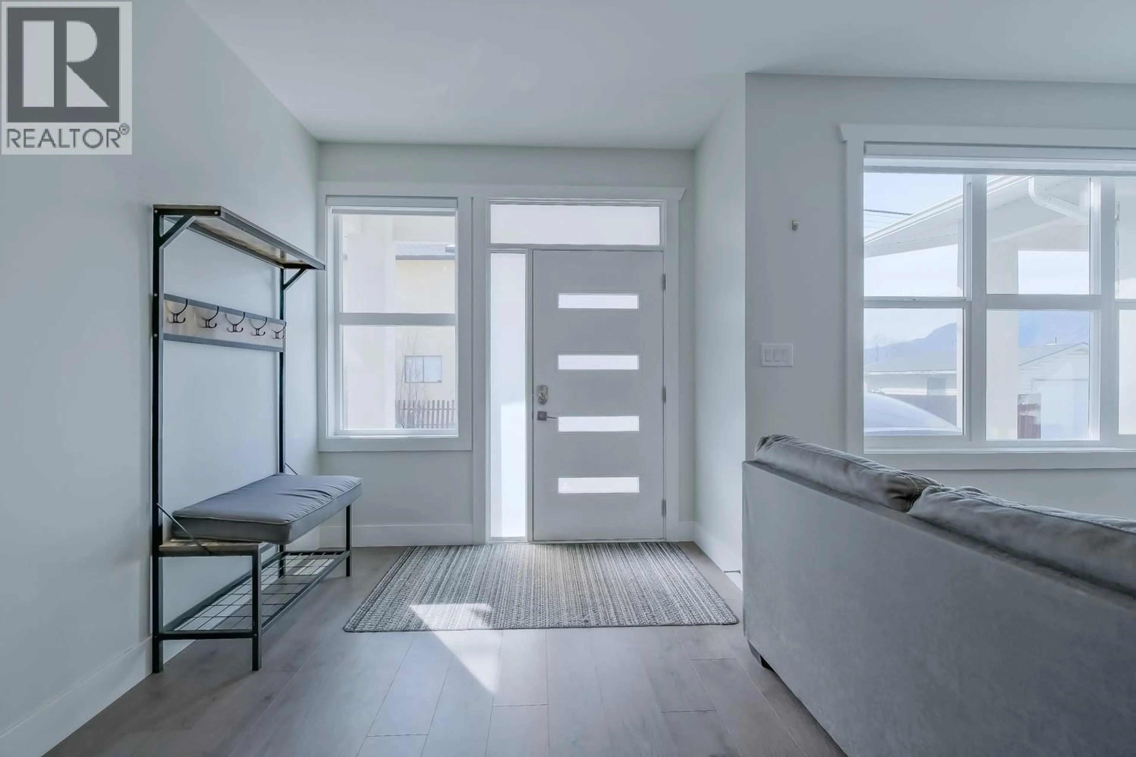 Indoor entryway for 102 - 1273 GOVERNMENT STREET, Penticton British Columbia V2A4V6