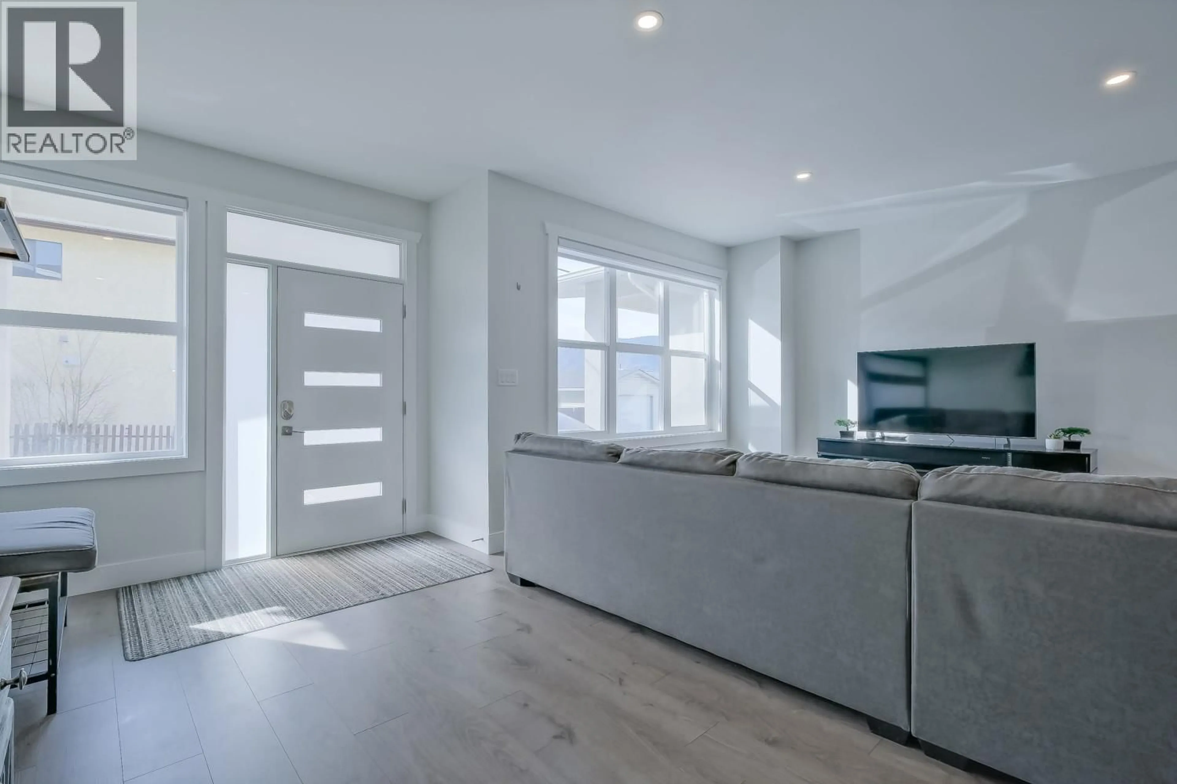 Indoor entryway for 102 - 1273 GOVERNMENT STREET, Penticton British Columbia V2A4V6