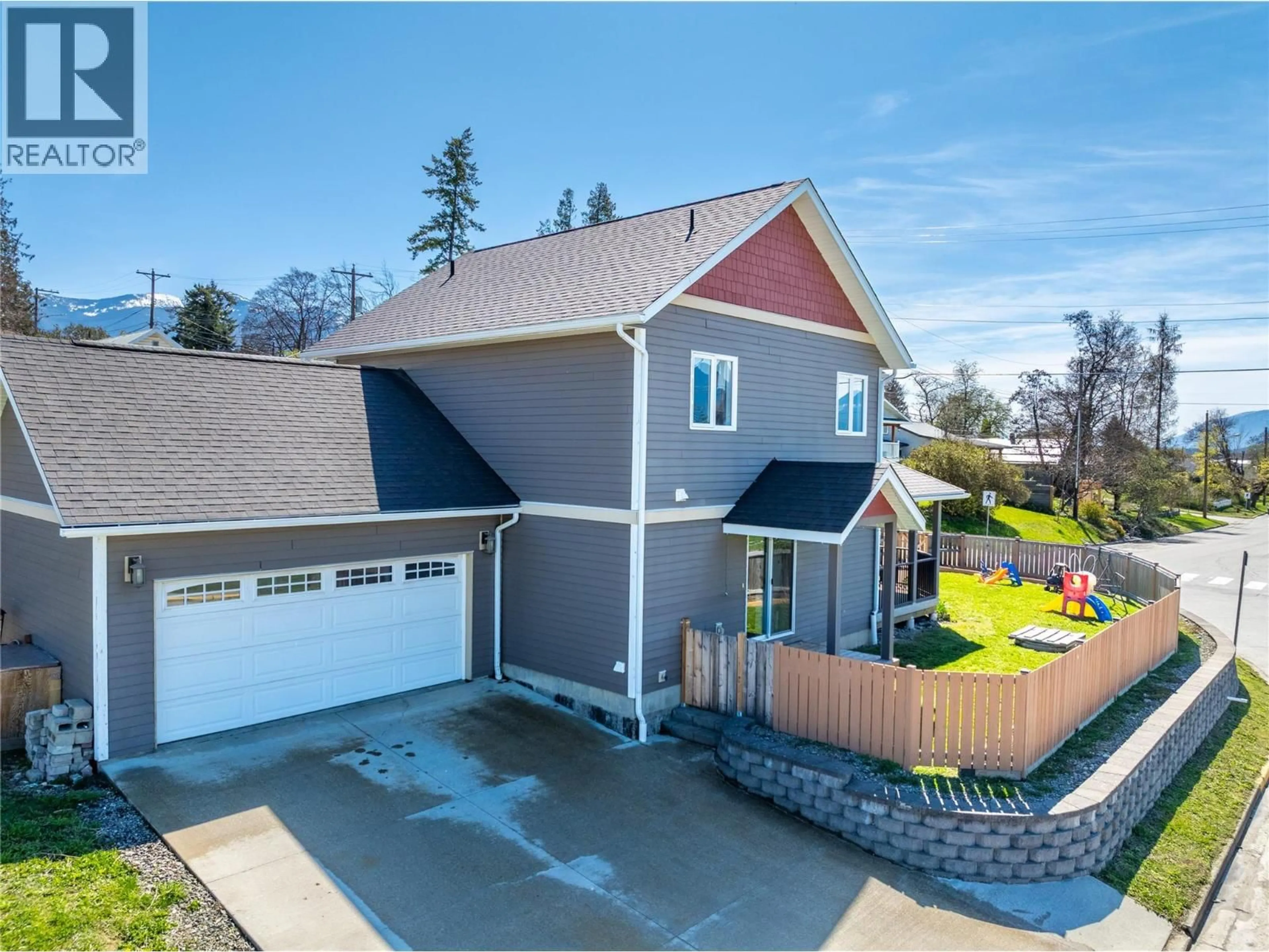 A pic from outside/outdoor area/front of a property/back of a property/a pic from drone, street for 902 MURDOCH STREET, Creston British Columbia V0B1G4