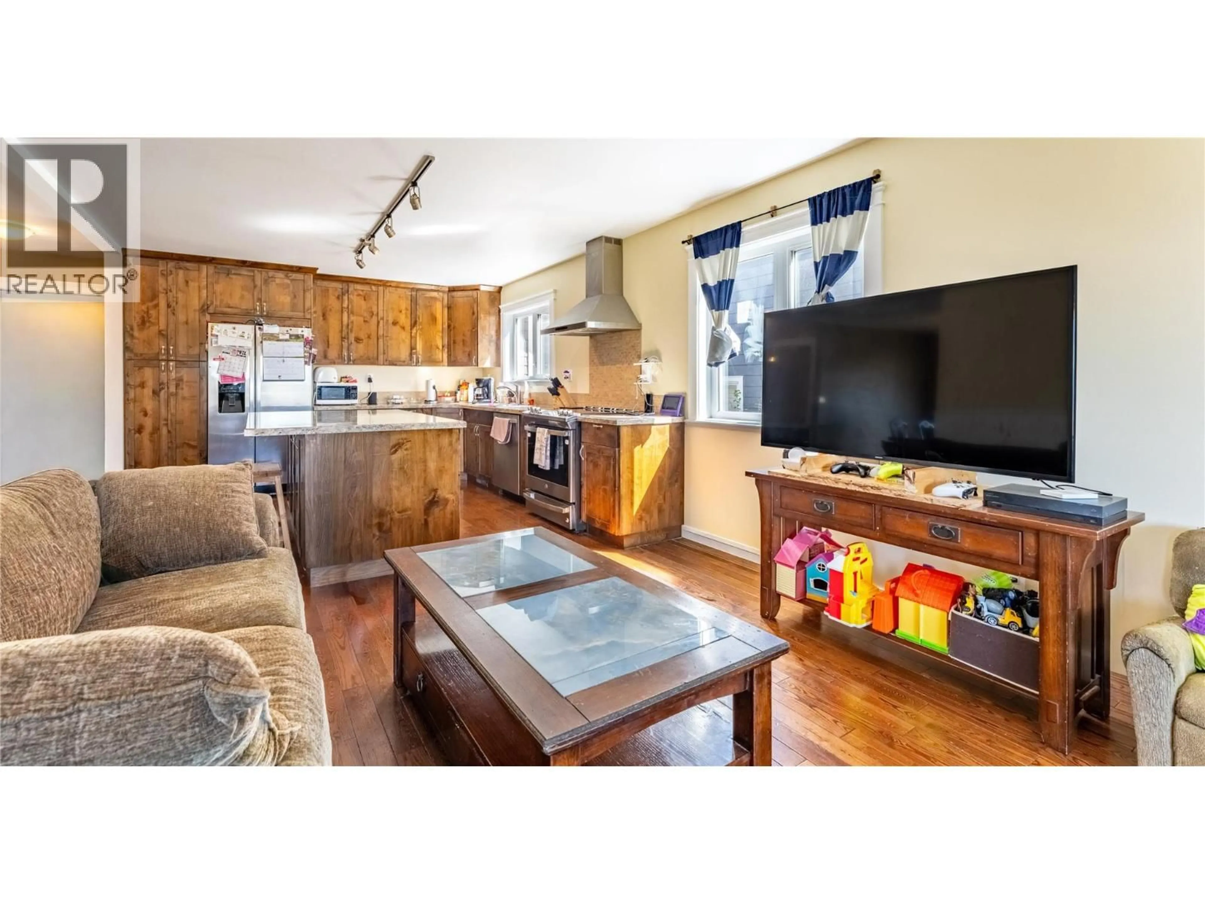 Open concept kitchen, wood/laminate floor for 902 MURDOCH STREET, Creston British Columbia V0B1G4