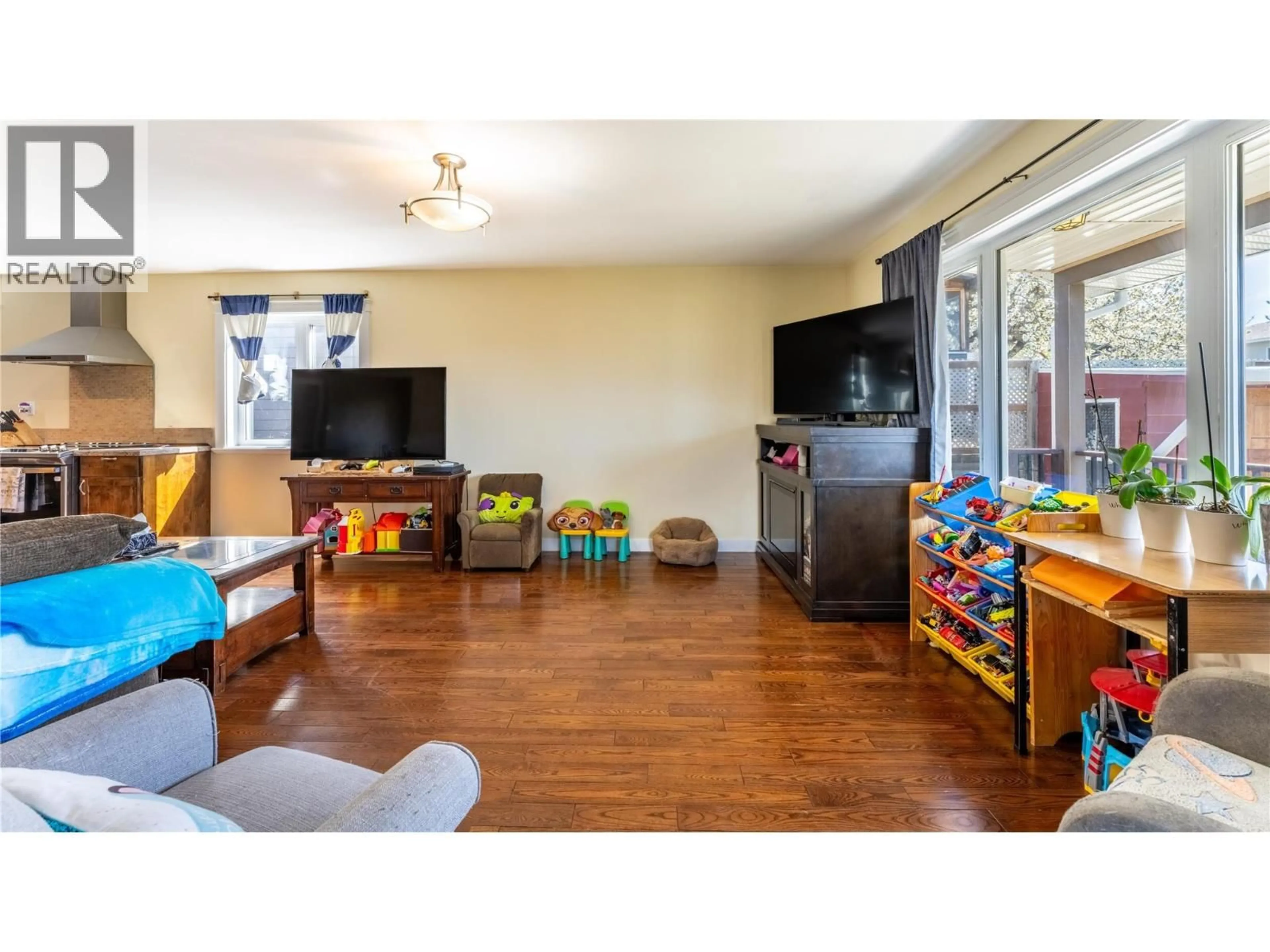 Living room with furniture, wood/laminate floor for 902 MURDOCH STREET, Creston British Columbia V0B1G4