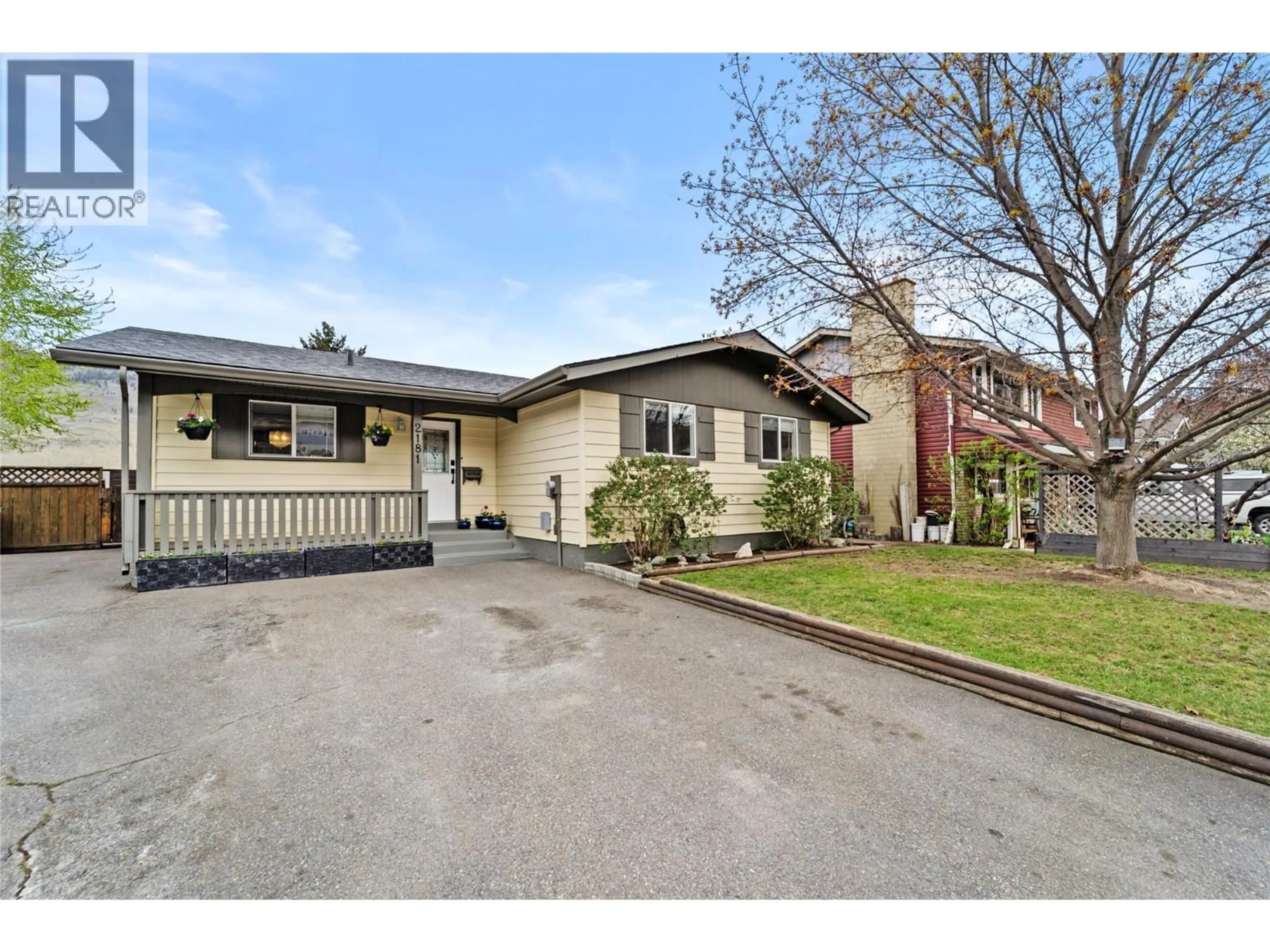 A pic from outside/outdoor area/front of a property/back of a property/a pic from drone, street for 2181 PERRYVILLE PLACE, Kamloops British Columbia V2B7Y1