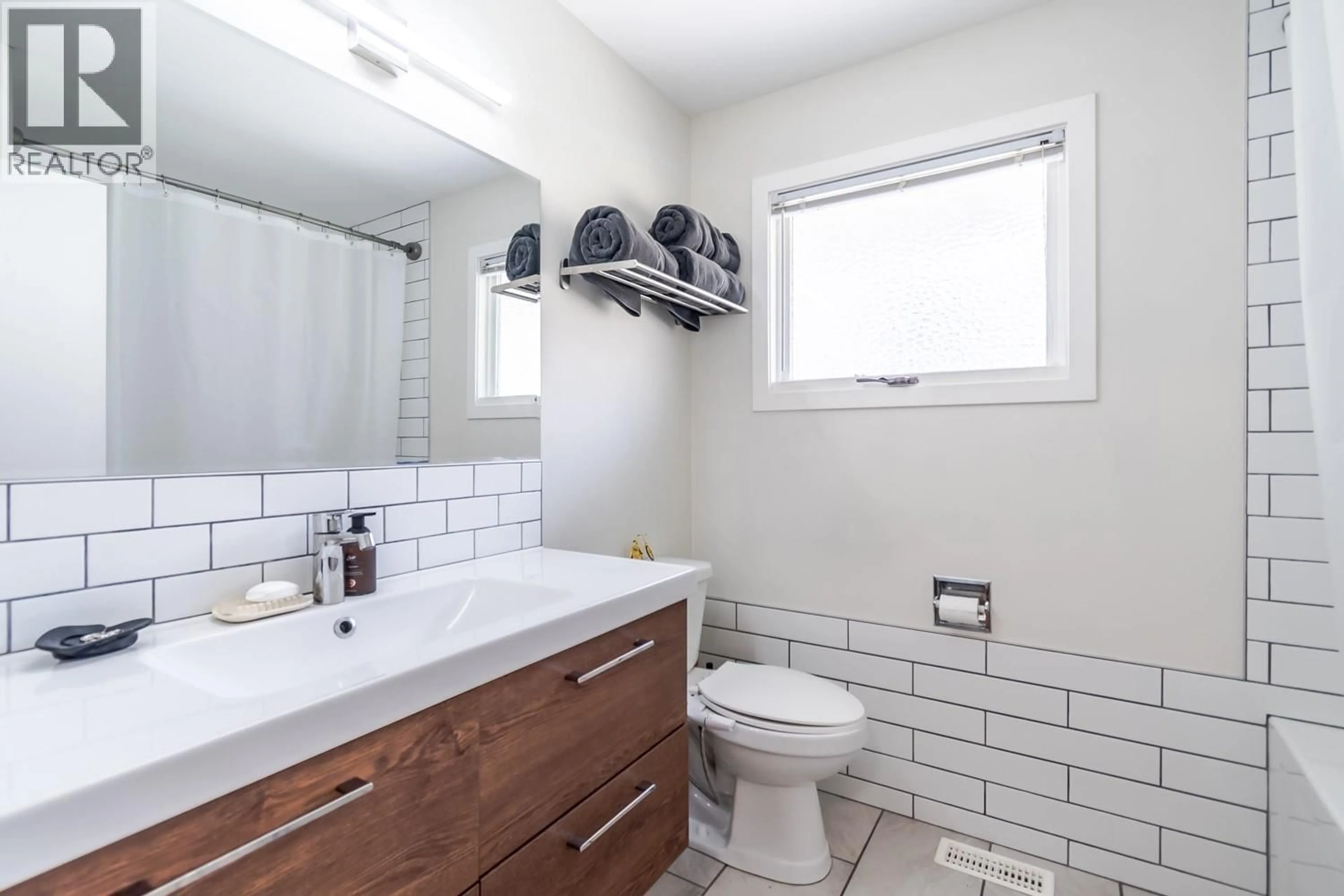 Standard bathroom, ceramic/tile floor for 819 ORCHARD DRIVE, Lillooet British Columbia V0K1V0