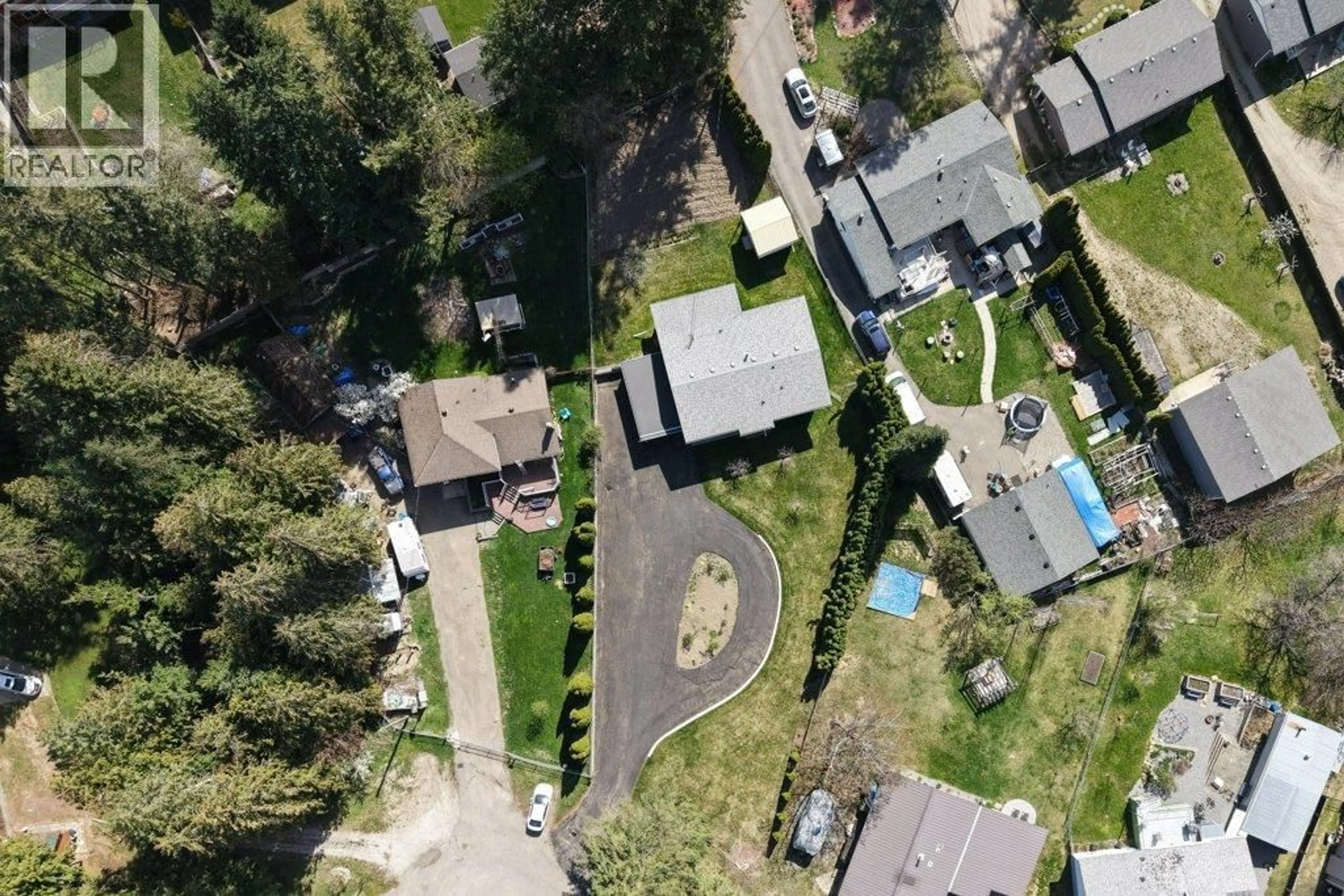 A pic from outside/outdoor area/front of a property/back of a property/a pic from drone, street for 3220 5 AVENUE SOUTHEAST, Salmon Arm British Columbia V1E2B8
