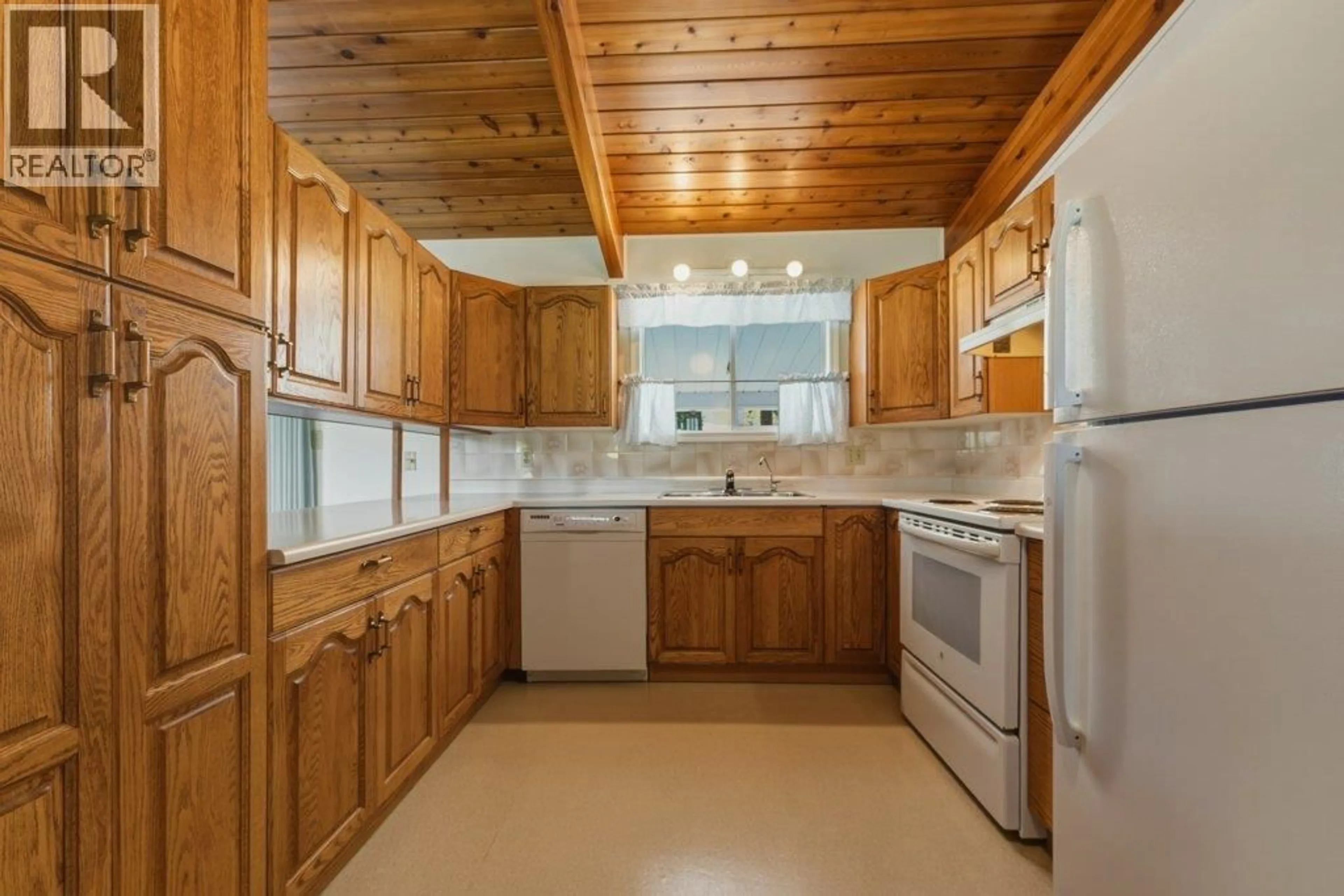 Standard kitchen, ceramic/tile floor for 3220 5 AVENUE SOUTHEAST, Salmon Arm British Columbia V1E2B8