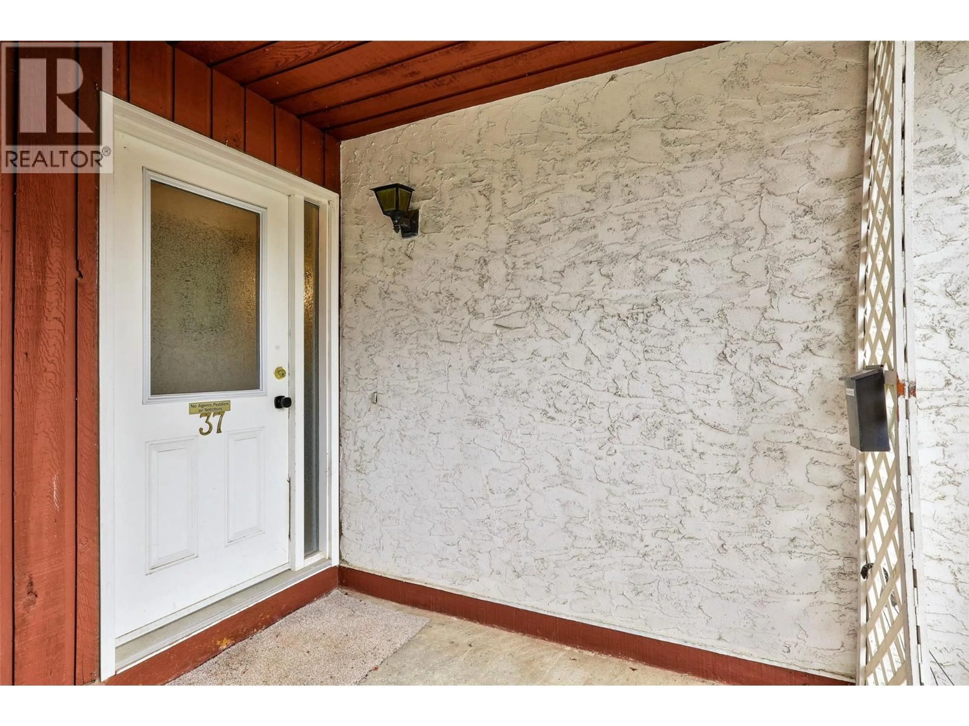 Indoor entryway for 37 - 1435 SUMMIT DRIVE, Kamloops British Columbia V2E1S4