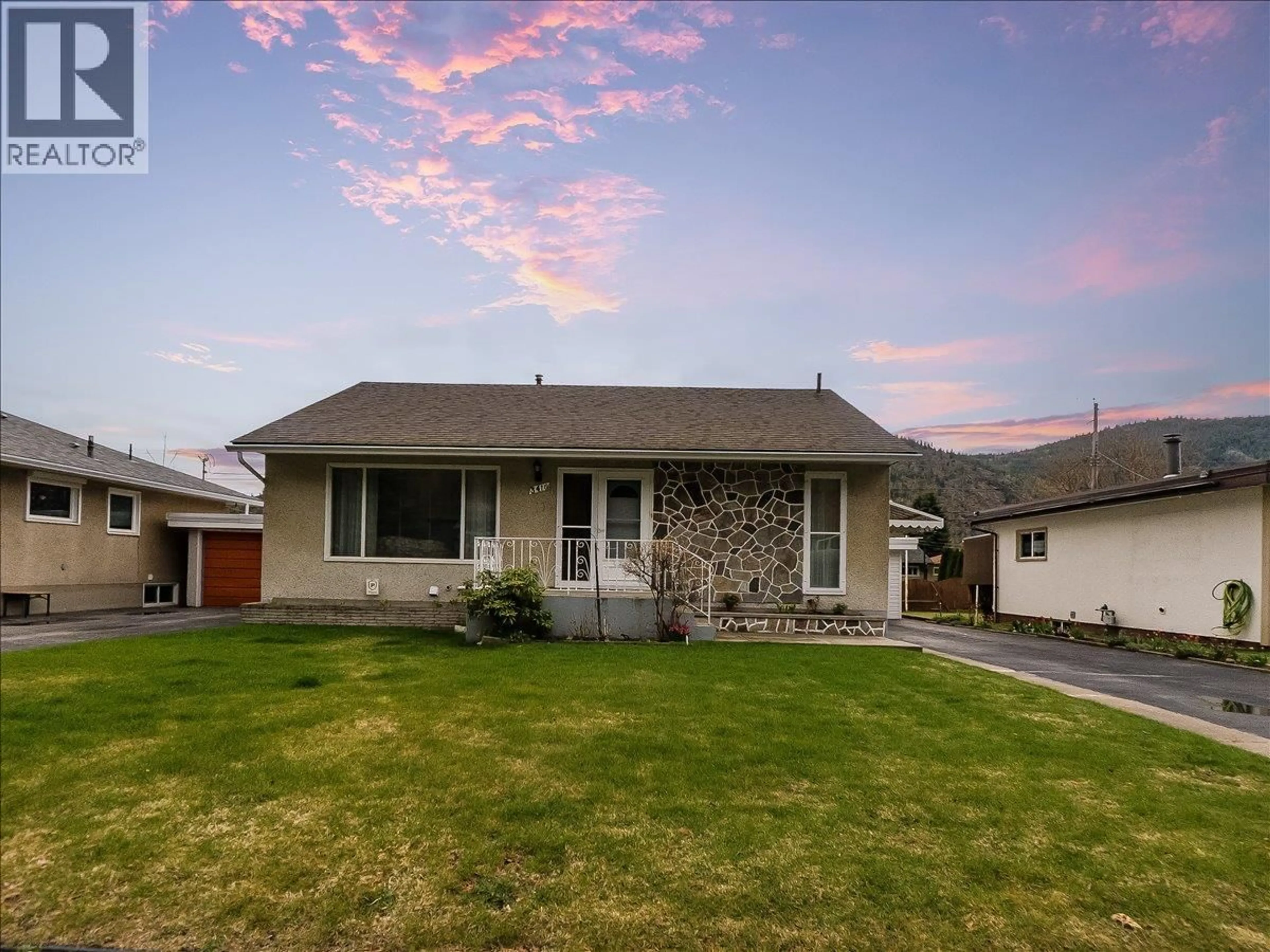 Home with vinyl exterior material, street for 3410 CARNATION DRIVE, Trail British Columbia V1R2W2