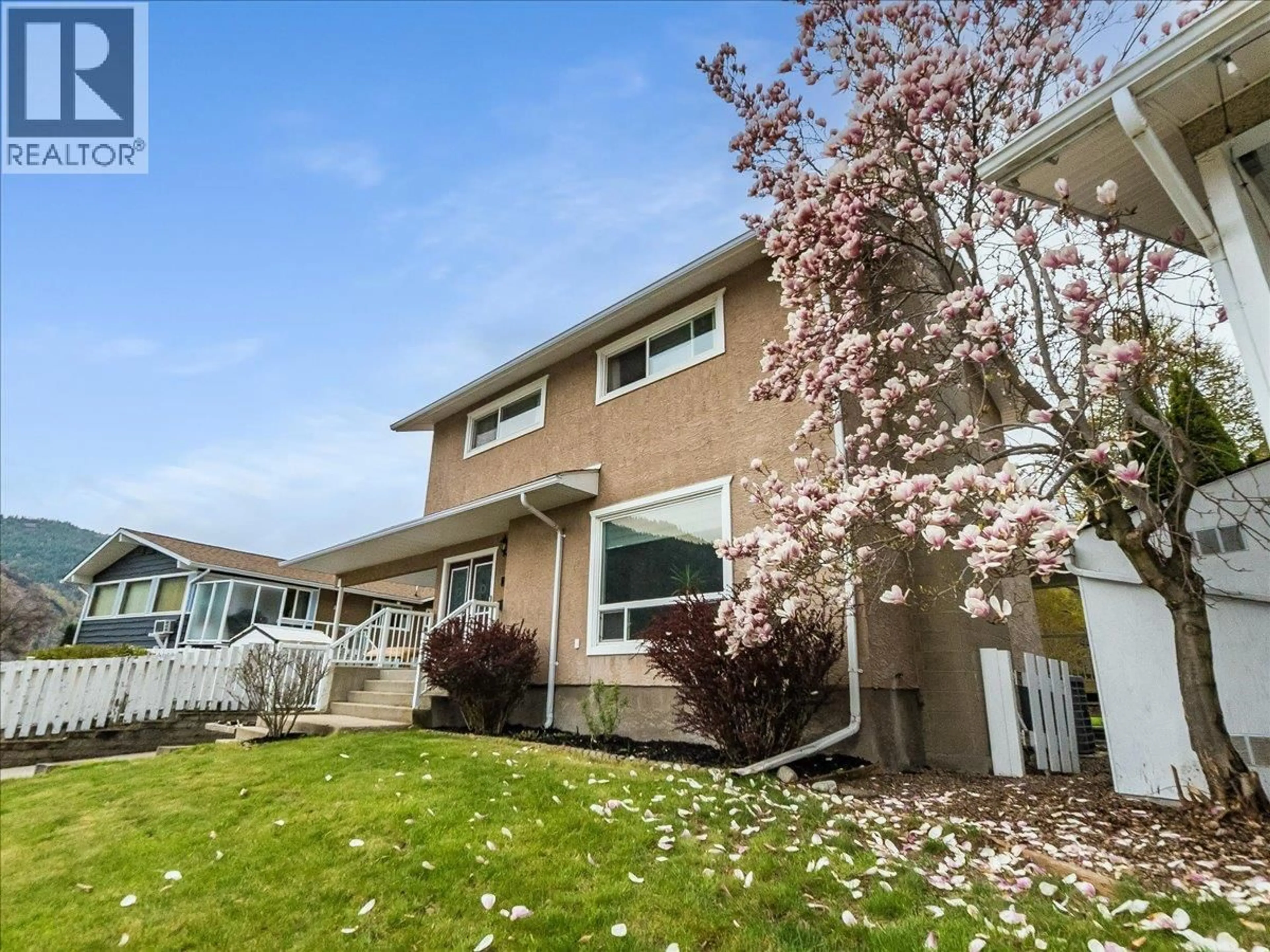 Home with vinyl exterior material, street for 3410 CARNATION DRIVE, Trail British Columbia V1R2W2