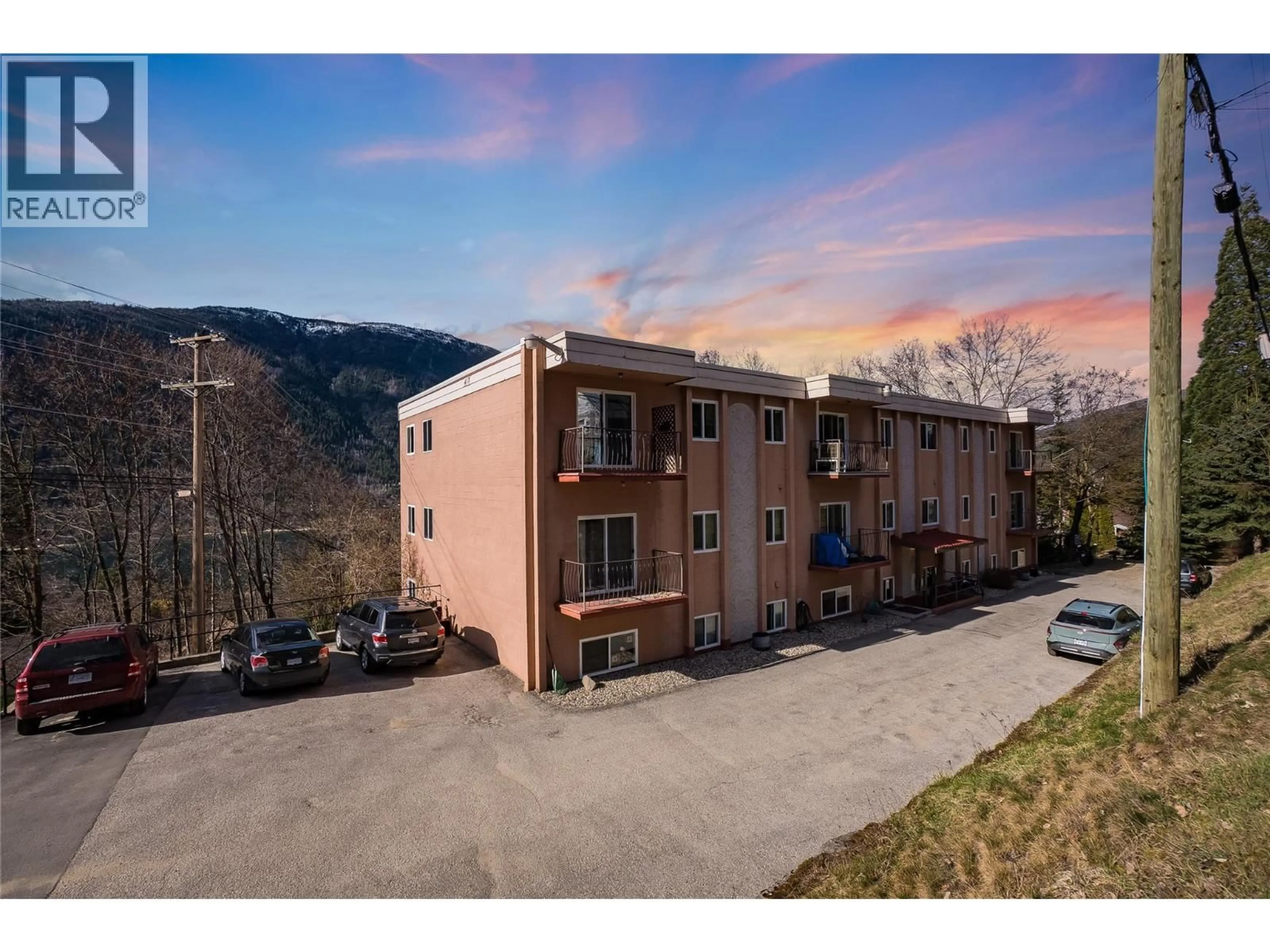 A pic from outside/outdoor area/front of a property/back of a property/a pic from drone, mountain view for 402 - 191 TREVOR STREET, Nelson British Columbia V1L2W2