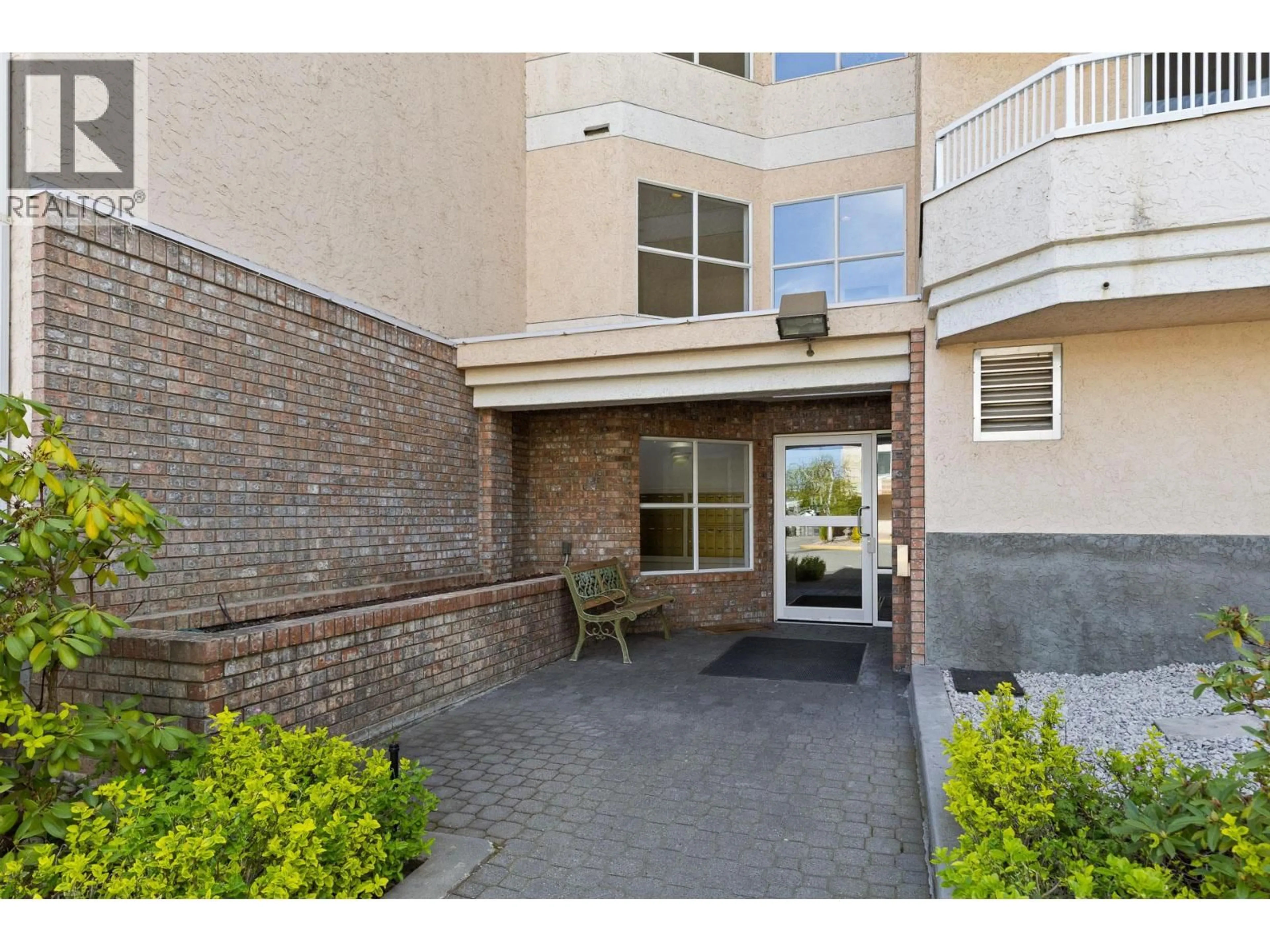 Indoor foyer for 202 - 987 KLO ROAD, Kelowna British Columbia V1Y9L2