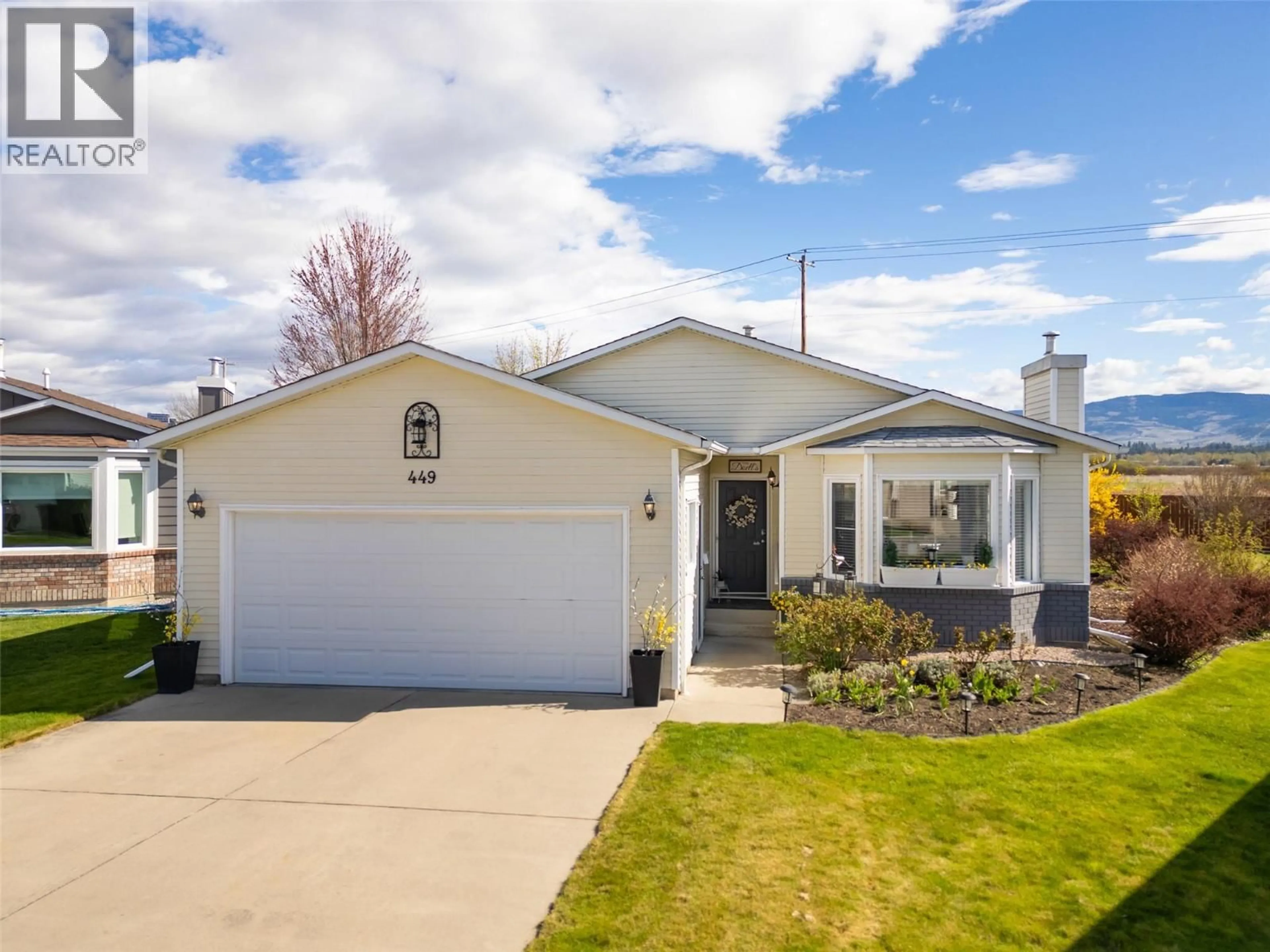 Home with vinyl exterior material, street for 449 - 1260 RAYMER AVENUE, Kelowna British Columbia V1W3S4