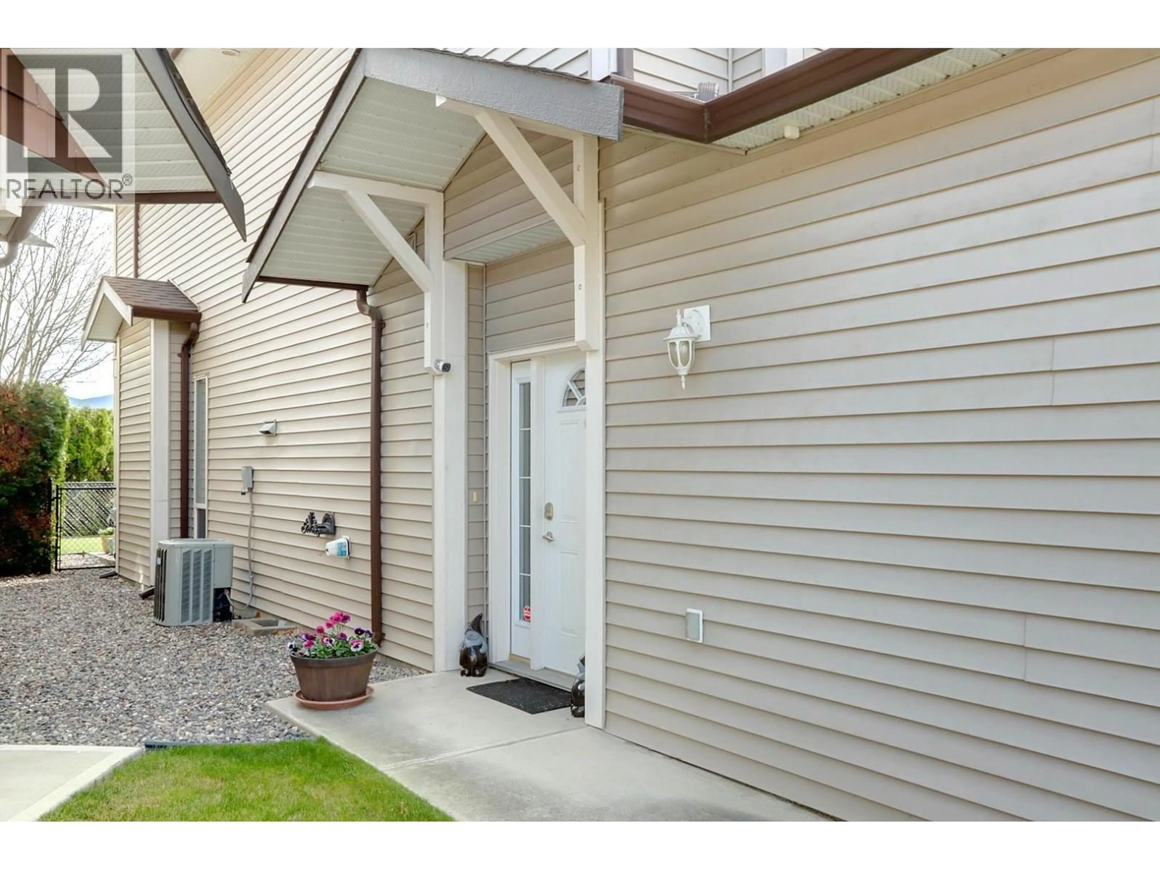 Indoor entryway for 37 - 100 PALMER ROAD, Vernon British Columbia V1H2H8
