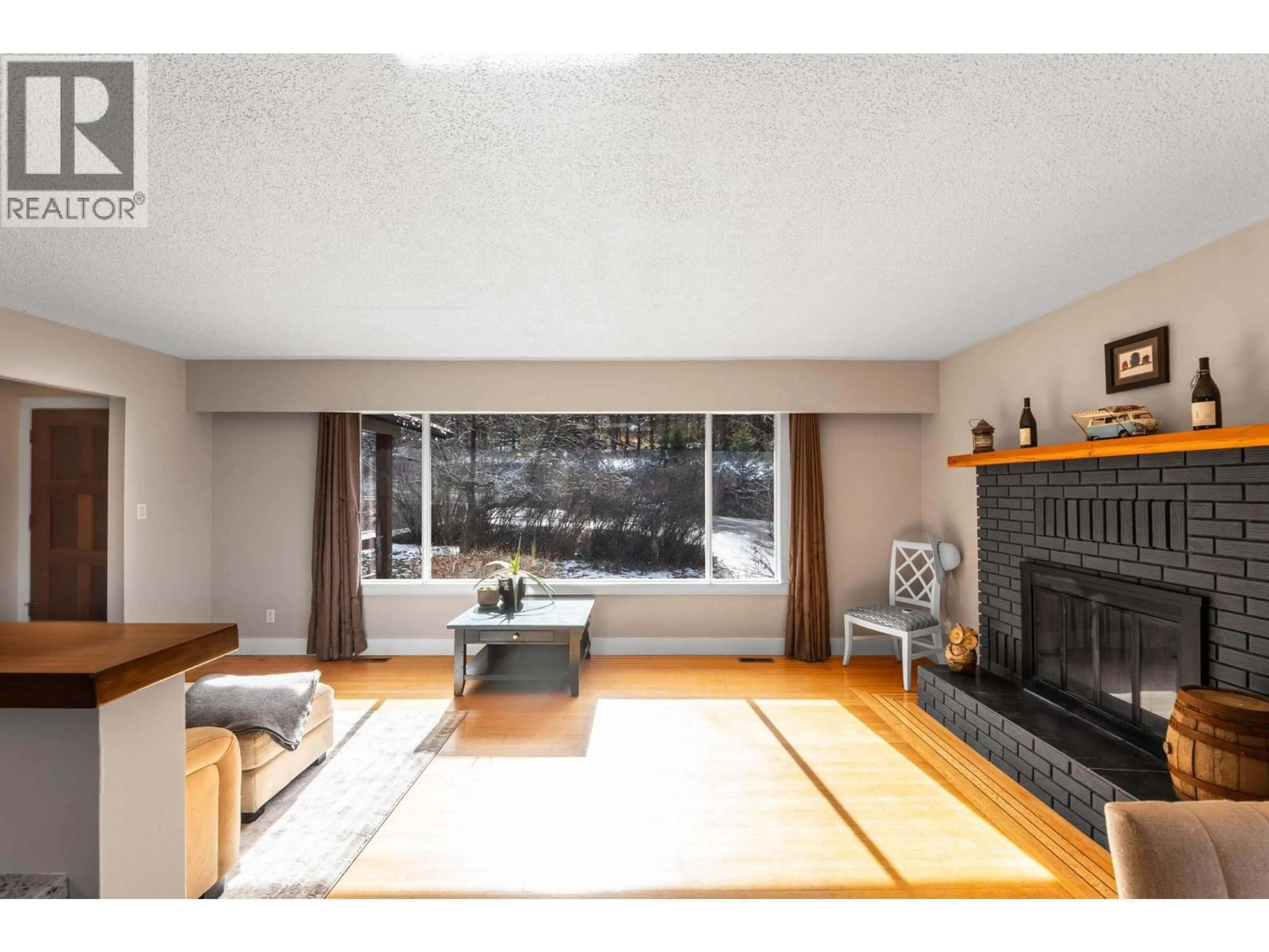 Living room with furniture, wood/laminate floor for 448 DARCY MOUNTAIN ROAD, Princeton British Columbia V0X1W0