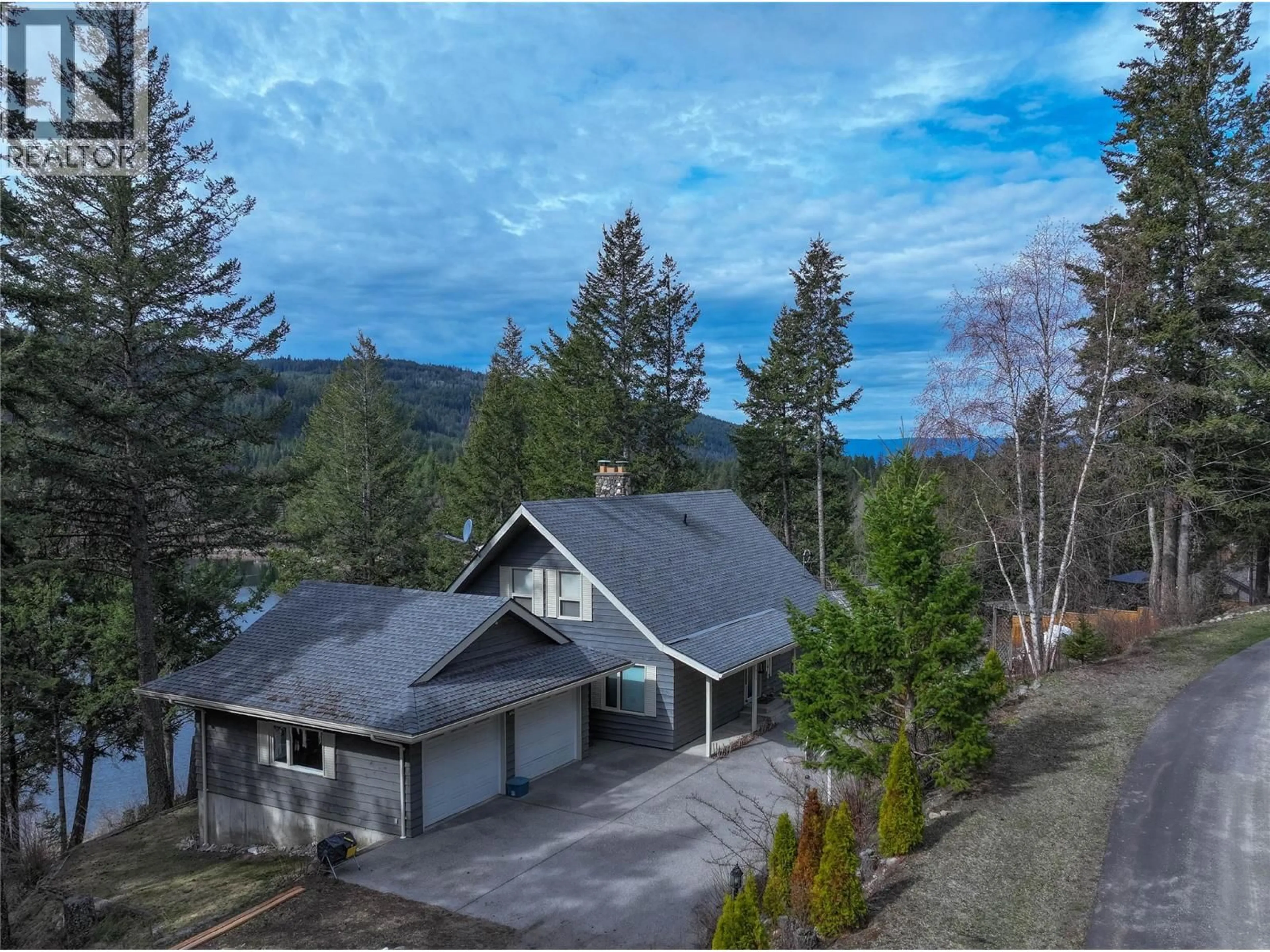 A pic from outside/outdoor area/front of a property/back of a property/a pic from drone, unknown for 1920 LAKEVIEW DRIVE, Kamloops British Columbia V0E1Z1