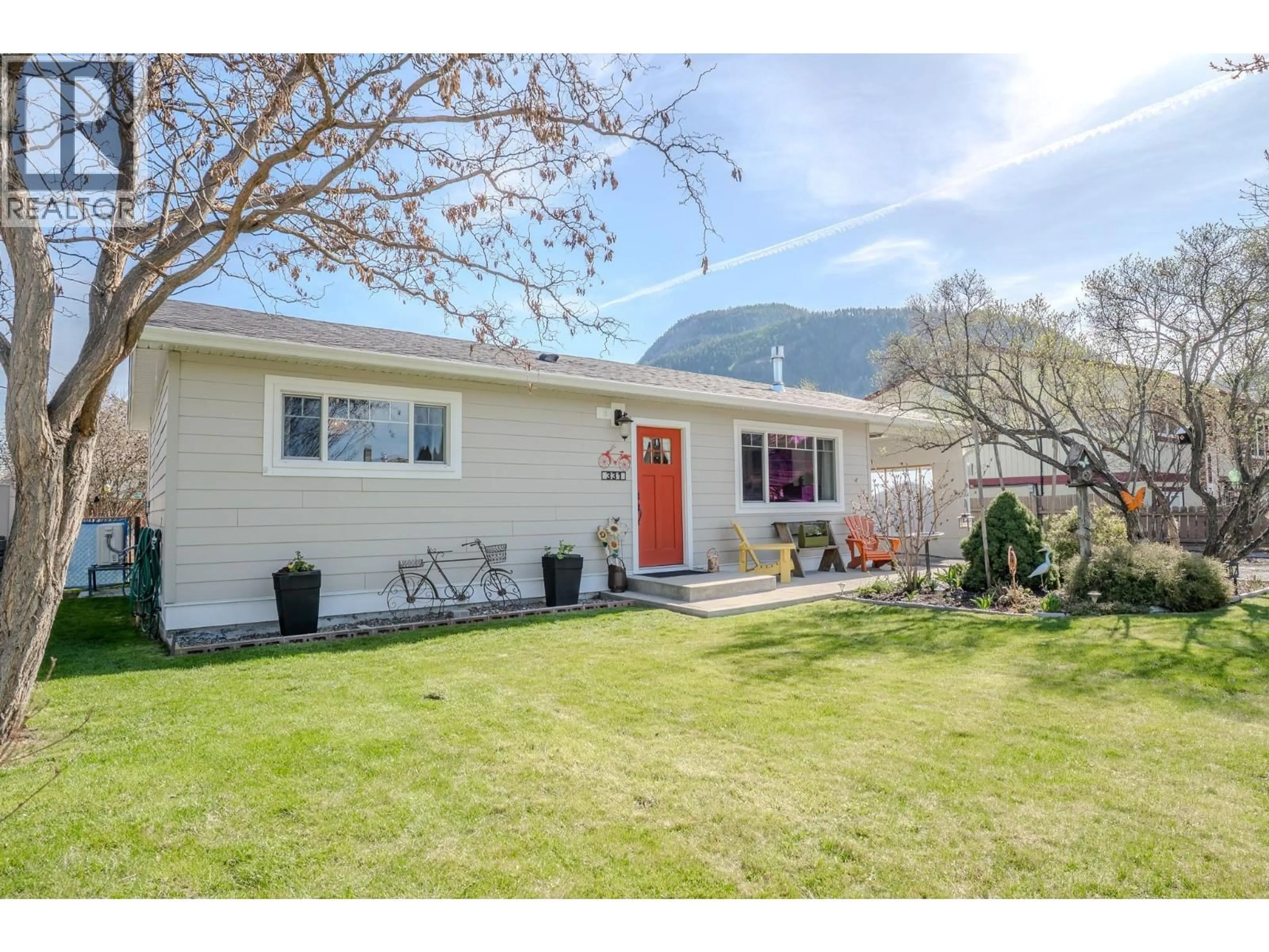 Home with vinyl exterior material, street for 331 BIRCH STREET, Chase British Columbia V0E1M0