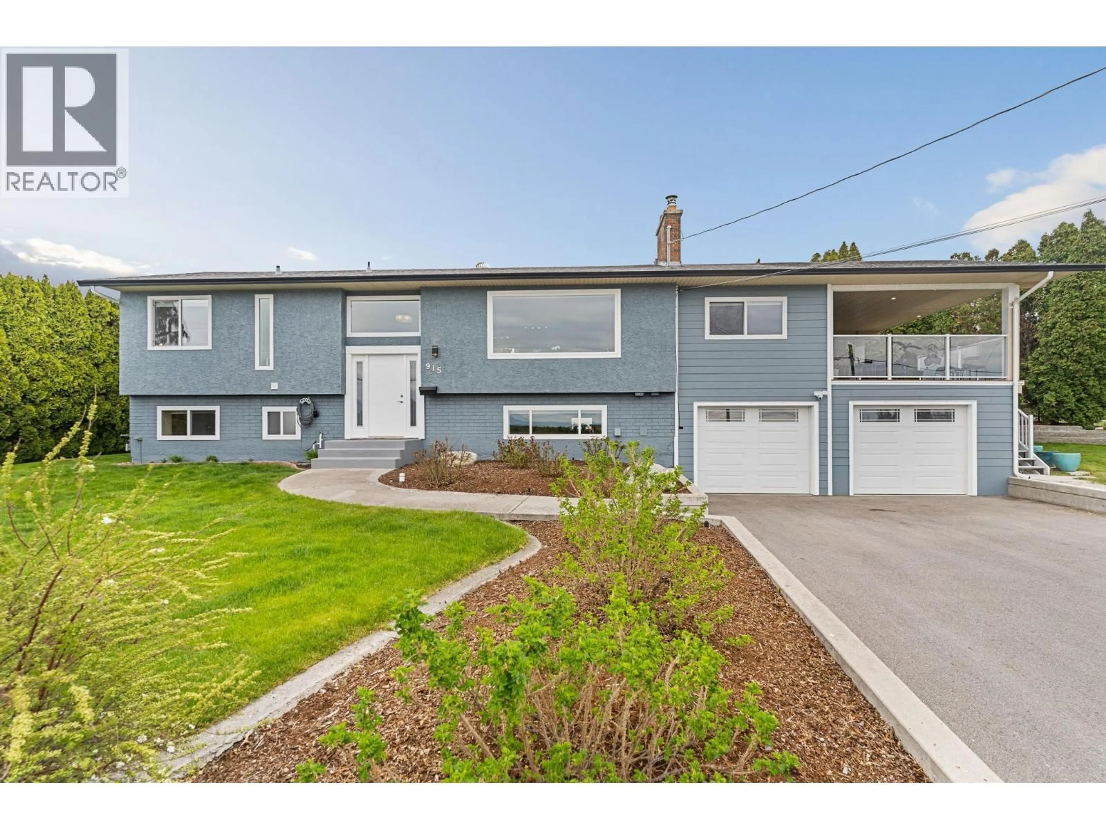 Home with vinyl exterior material, street for 915 GRAF ROAD, Kelowna British Columbia V1P1C1