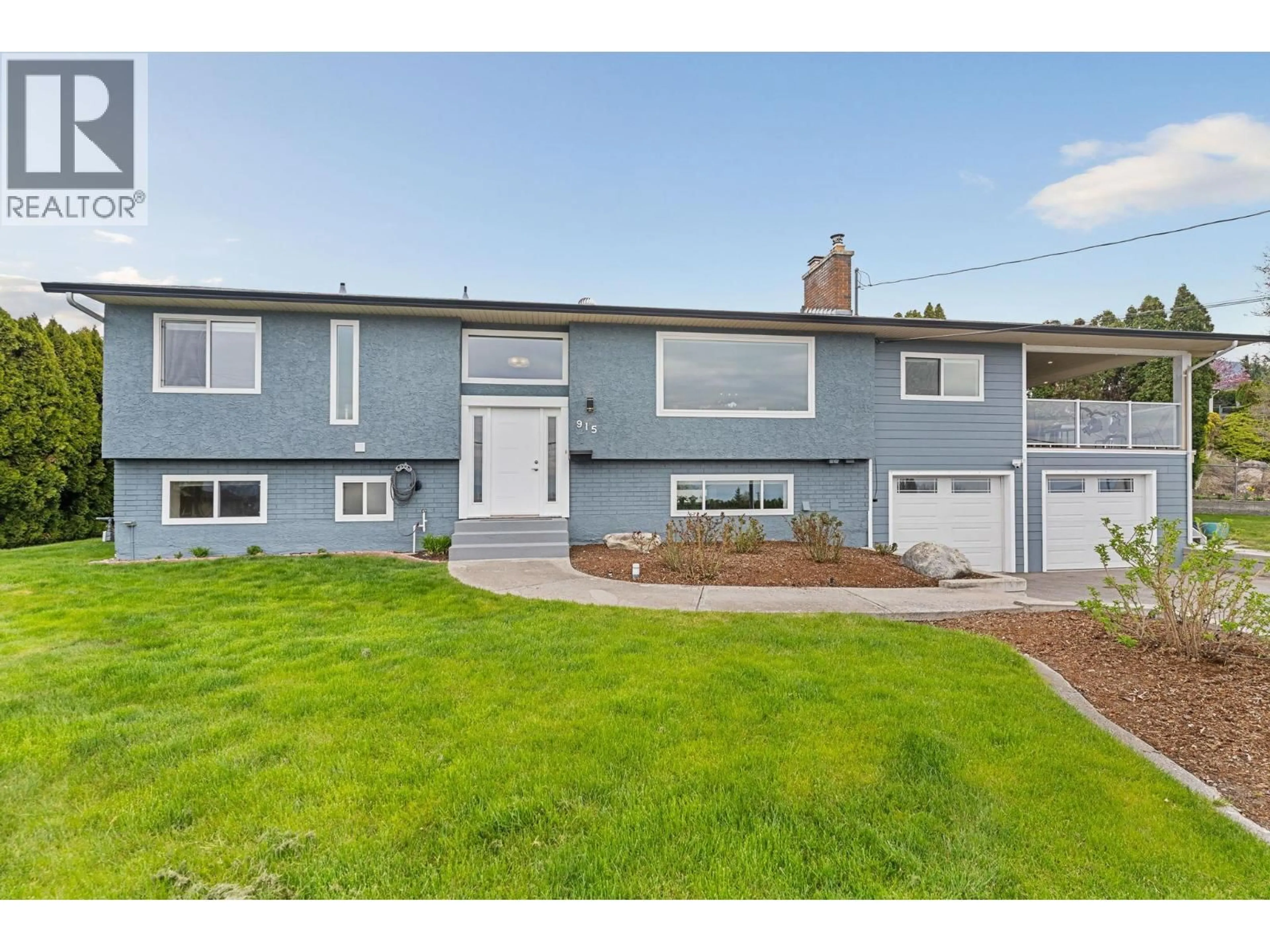 Home with vinyl exterior material, street for 915 GRAF ROAD, Kelowna British Columbia V1P1C1