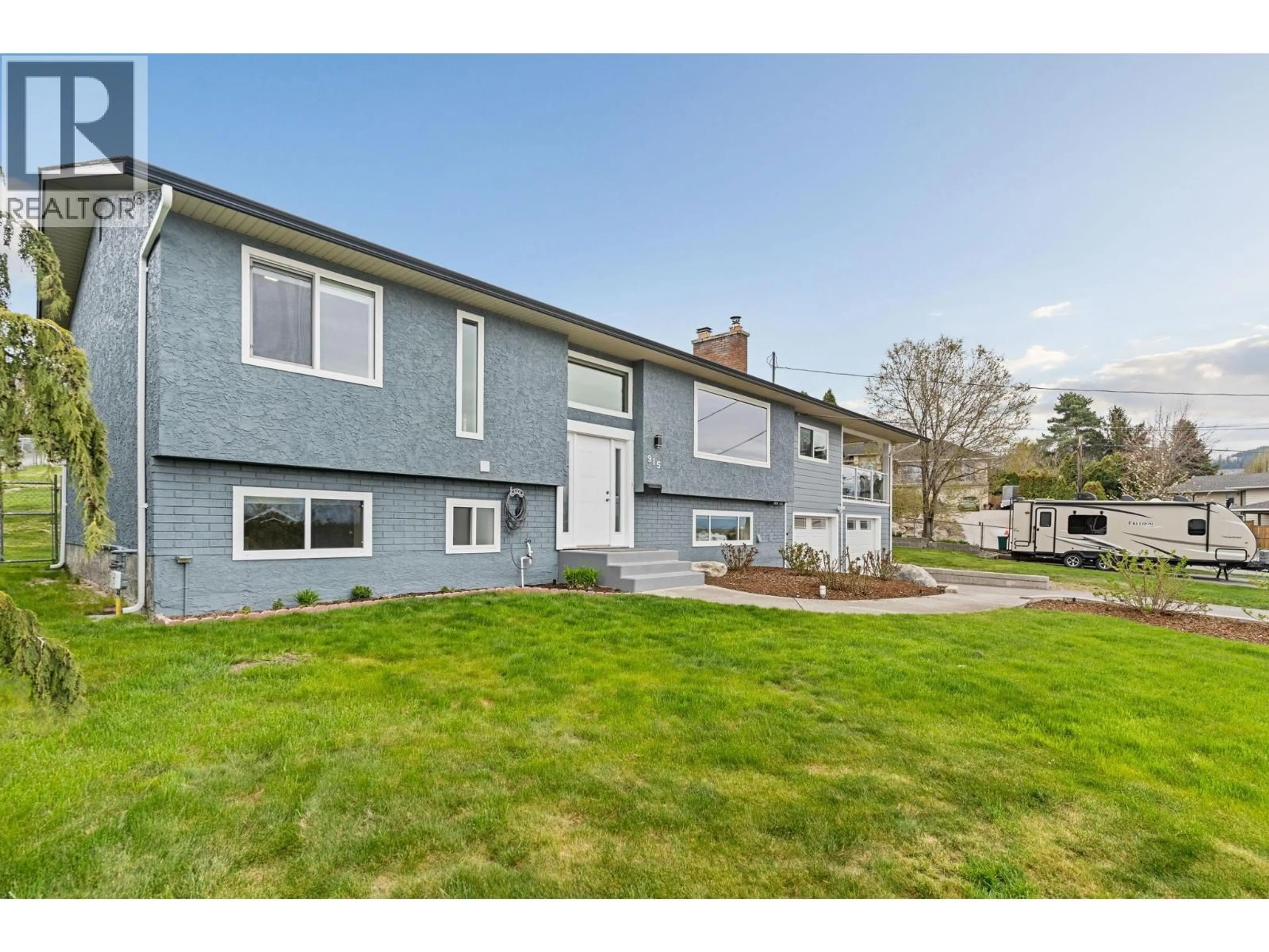 Home with vinyl exterior material, street for 915 GRAF ROAD, Kelowna British Columbia V1P1C1