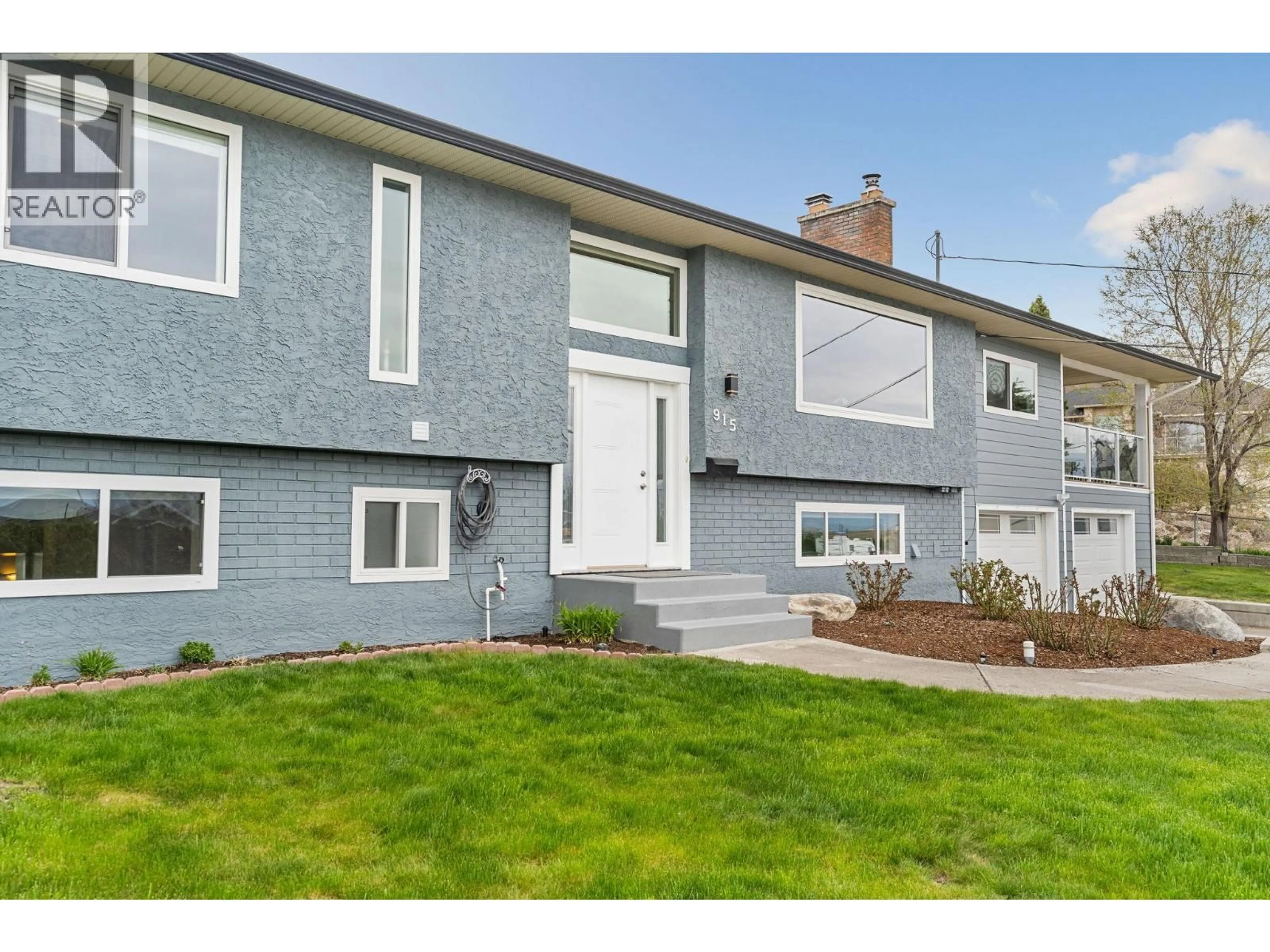 Home with vinyl exterior material, street for 915 GRAF ROAD, Kelowna British Columbia V1P1C1