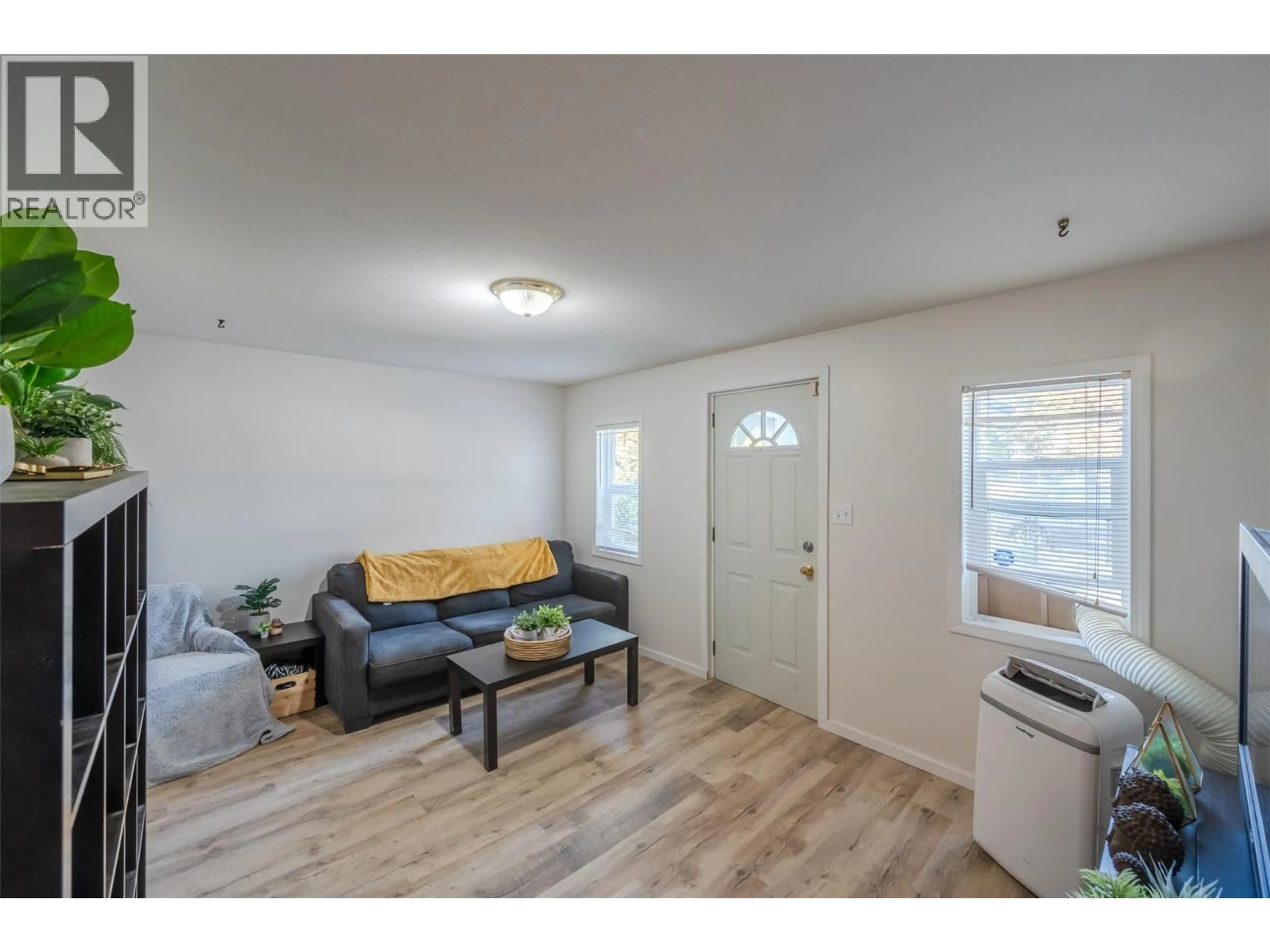 Living room with furniture, unknown for 468 WADE AVENUE WEST, Penticton British Columbia V2A1V4