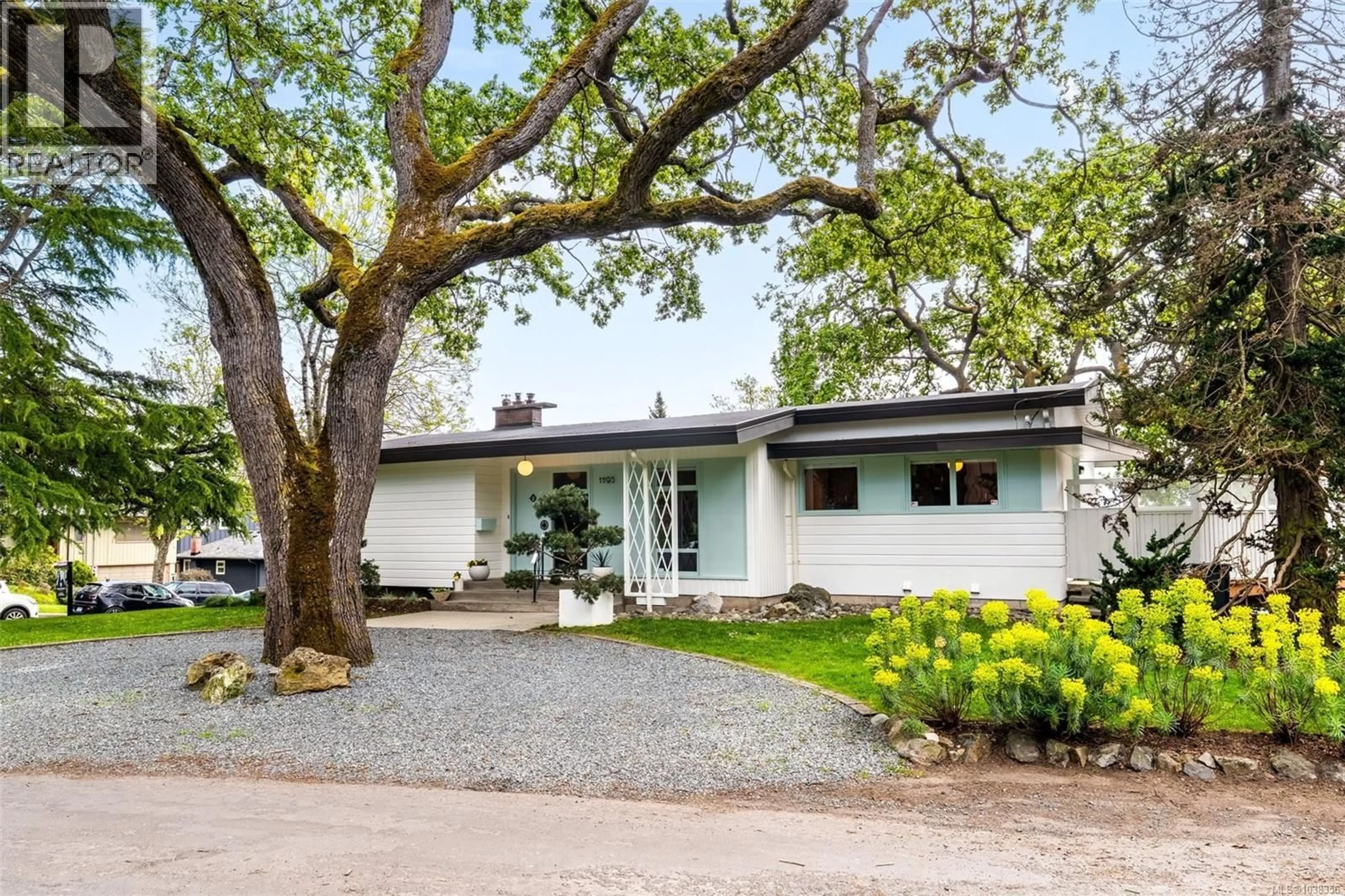 Home with vinyl exterior material, street for 1195 KINGS ROAD, Victoria British Columbia V8T1X6