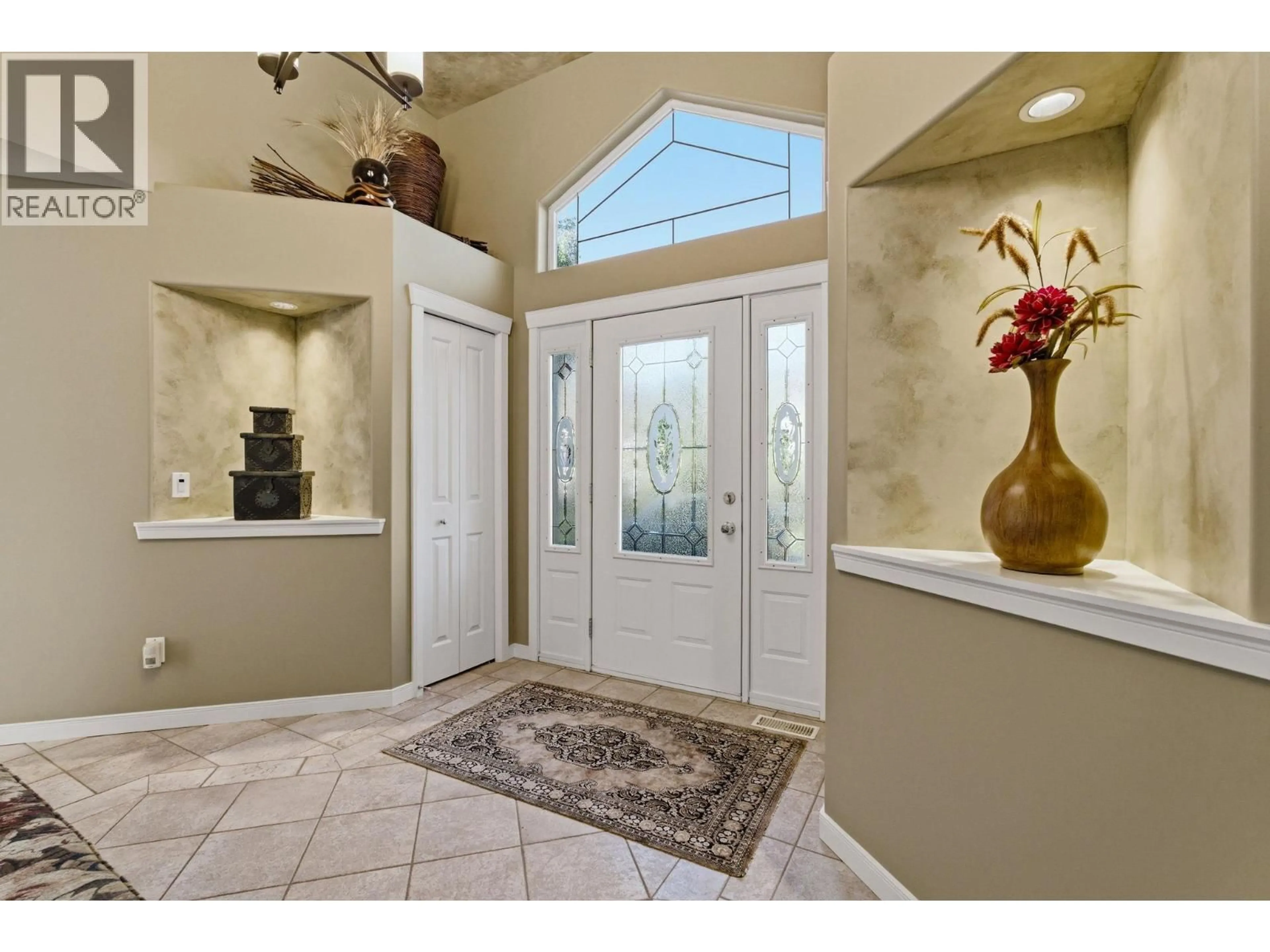 Indoor entryway for 2229 CAPISTRANO DRIVE, Kelowna British Columbia V1V2A2