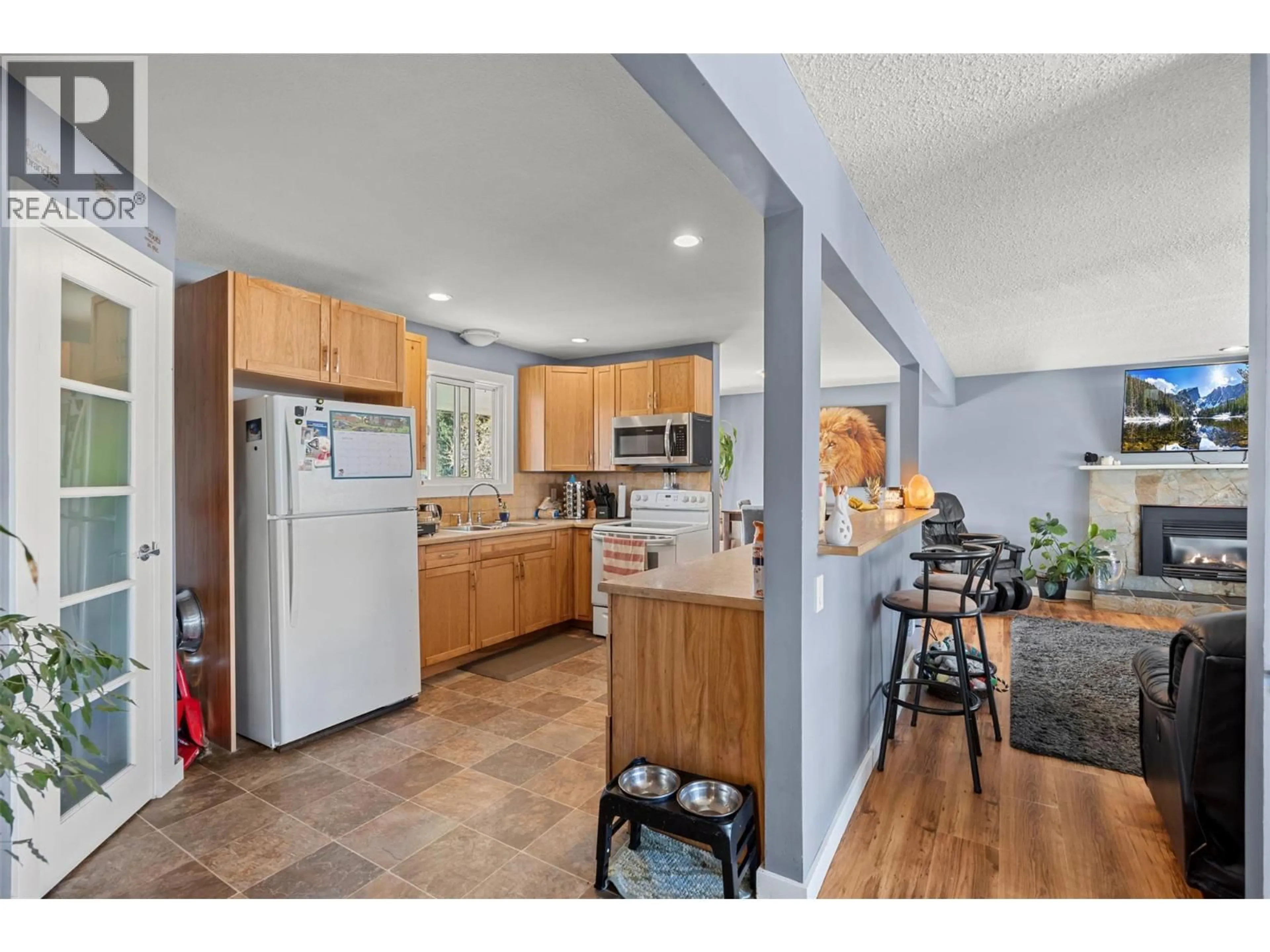 Open concept kitchen, ceramic/tile floor for 10058 KEL VERN CRESCENT, Lake Country British Columbia V4V1L3