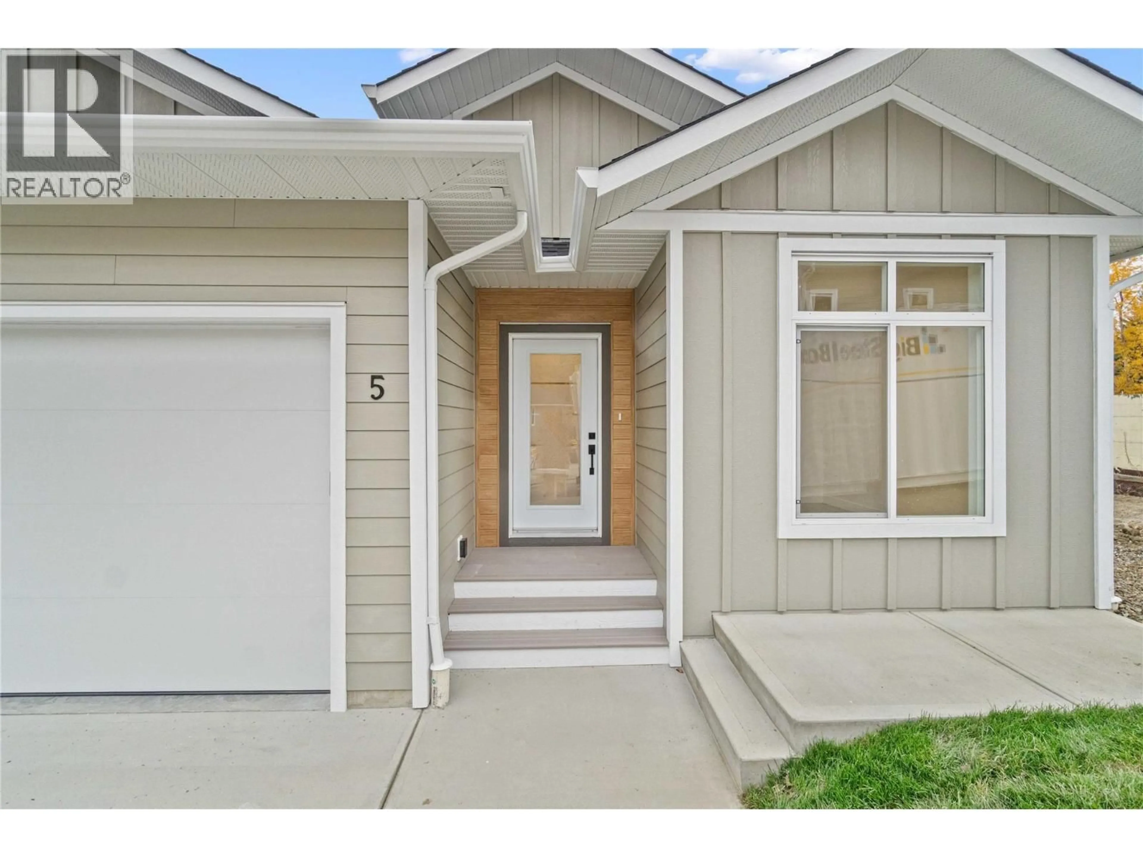 Home with vinyl exterior material, street for 10 - 231 20 STREET NORTHEAST, Salmon Arm British Columbia V1E2Z7