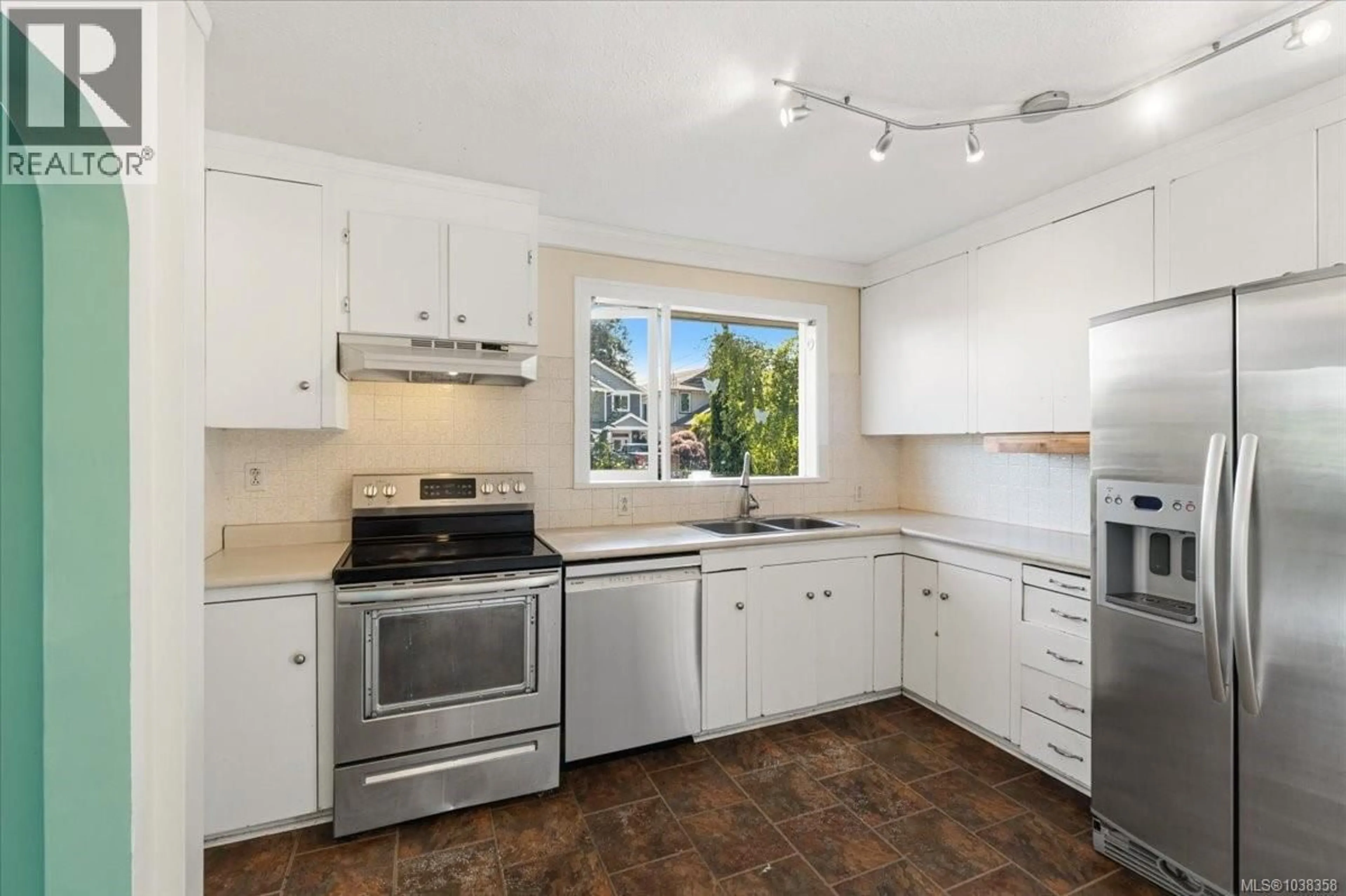 Standard kitchen, ceramic/tile floor for 1032 MOYSE CRESCENT, Nanaimo British Columbia V9S2G6
