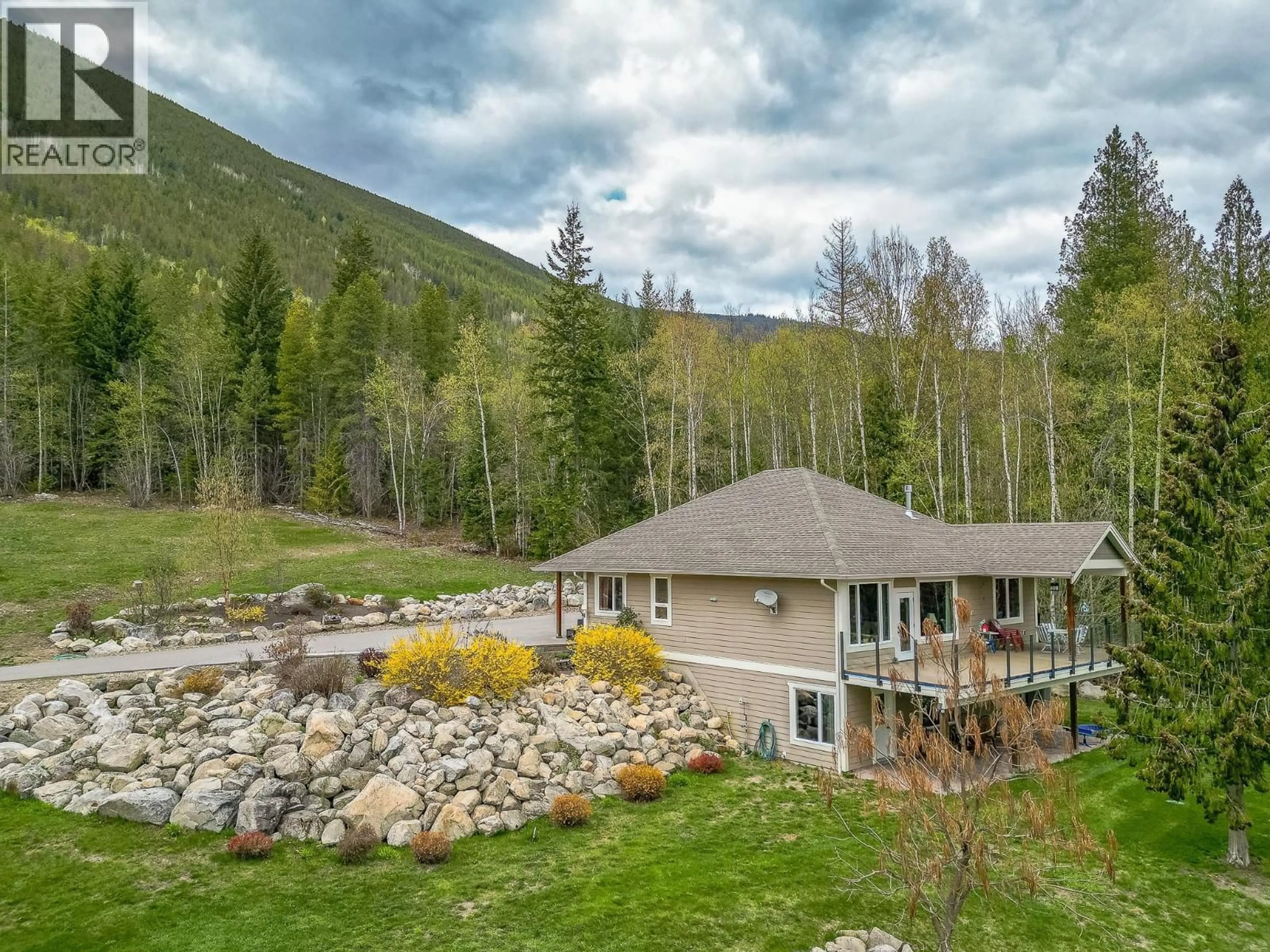 A pic from outside/outdoor area/front of a property/back of a property/a pic from drone, mountain view for 1 AVENUE NORTHWEST, Salmon Arm British Columbia V1E3B2