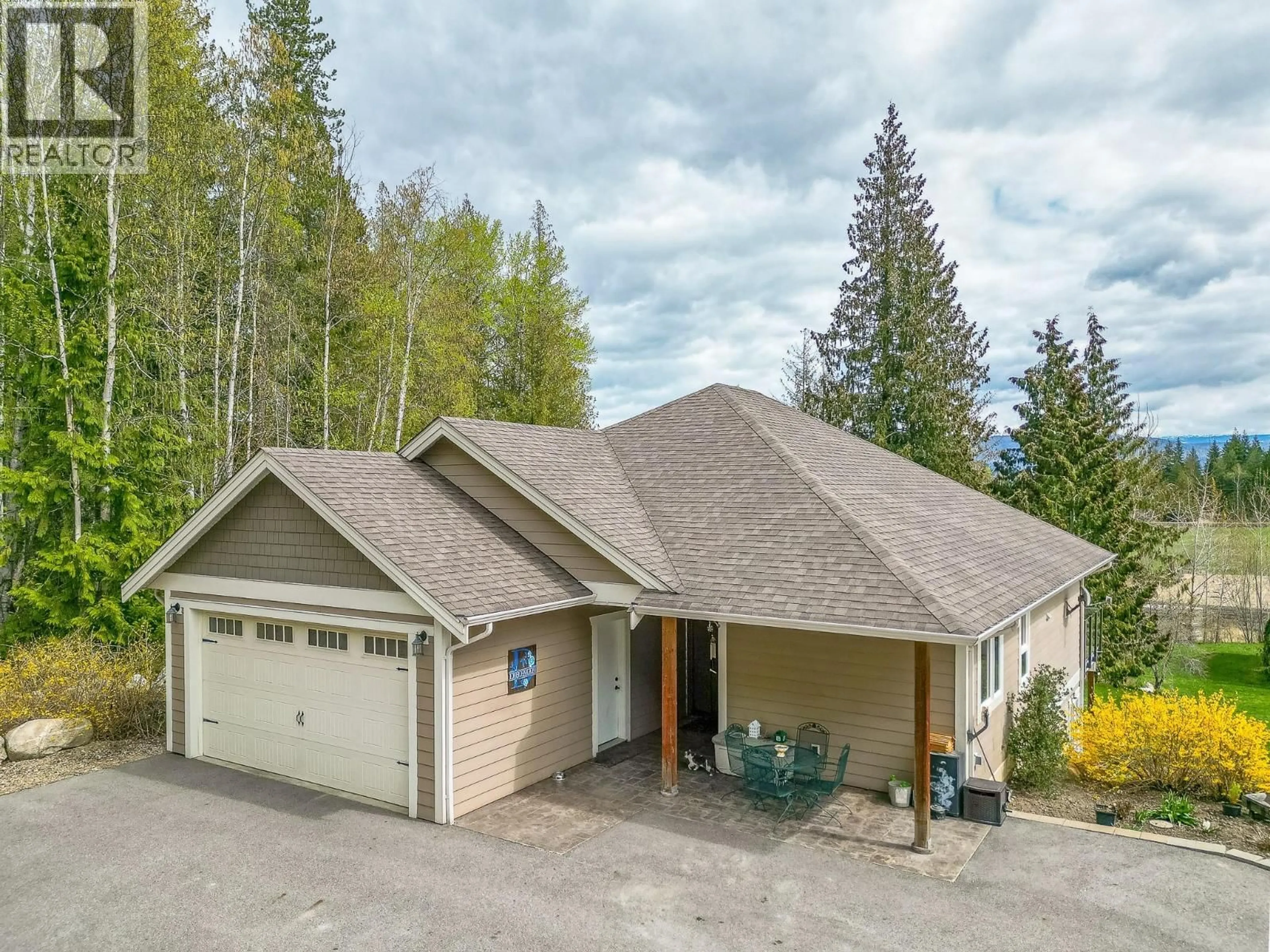 A pic from outside/outdoor area/front of a property/back of a property/a pic from drone, unknown for 1 AVENUE NORTHWEST, Salmon Arm British Columbia V1E3B2