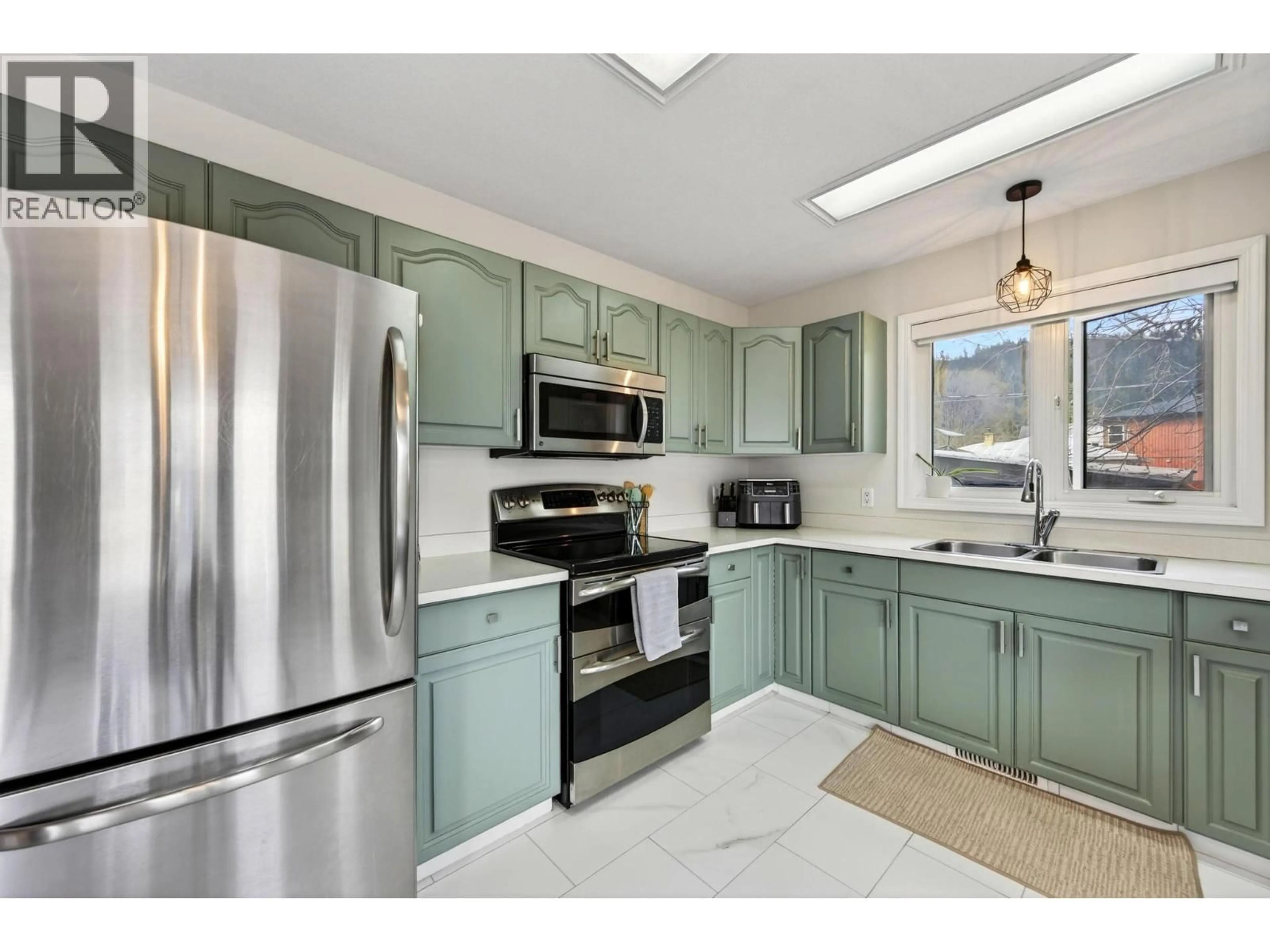 Standard kitchen, ceramic/tile floor for 511 10TH  S STREET, Golden British Columbia V0A1H0