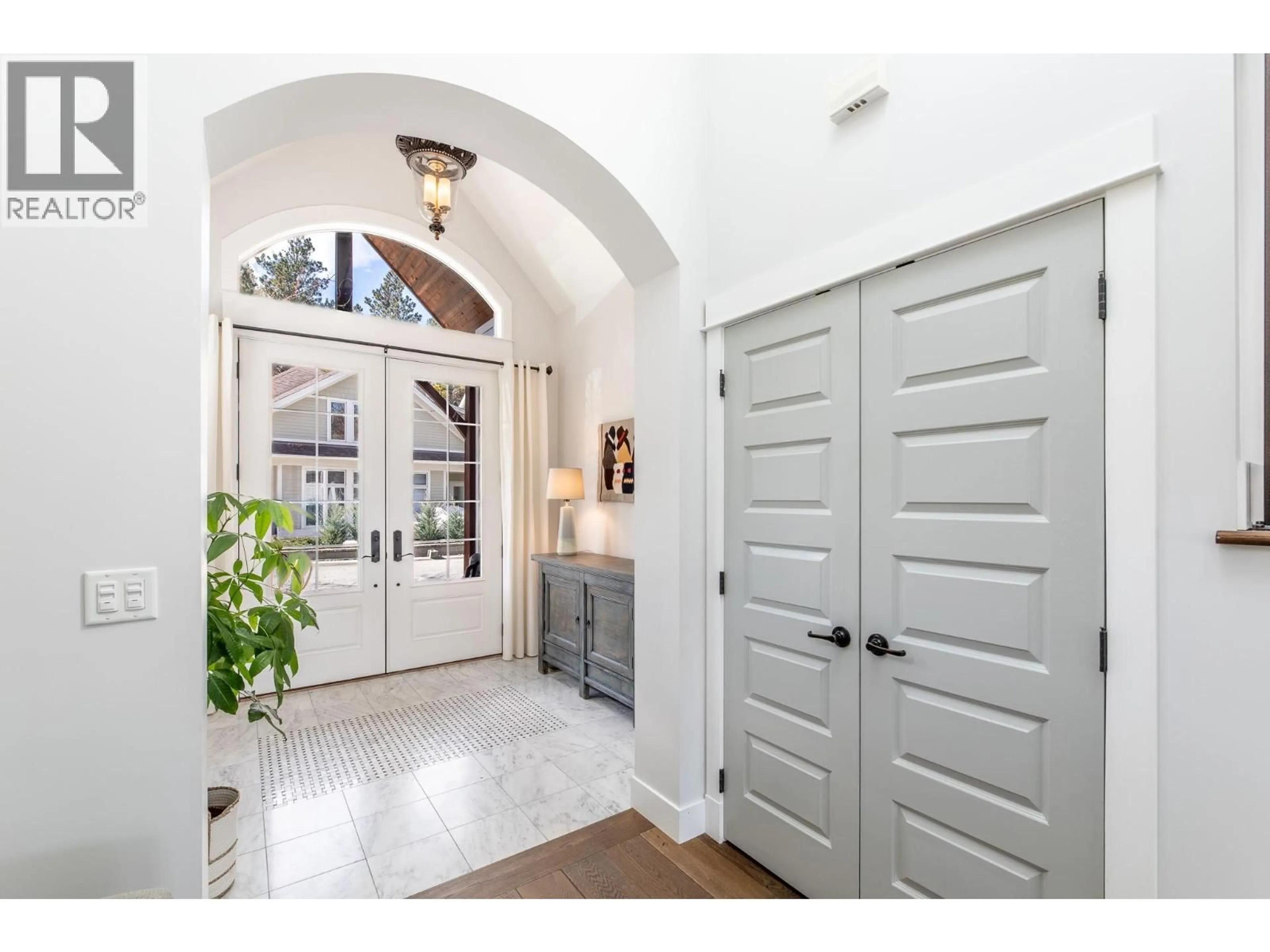 Indoor entryway for 11 - 15419 LAKESHORE DRIVE NORTH, Summerland British Columbia V0H1Z6