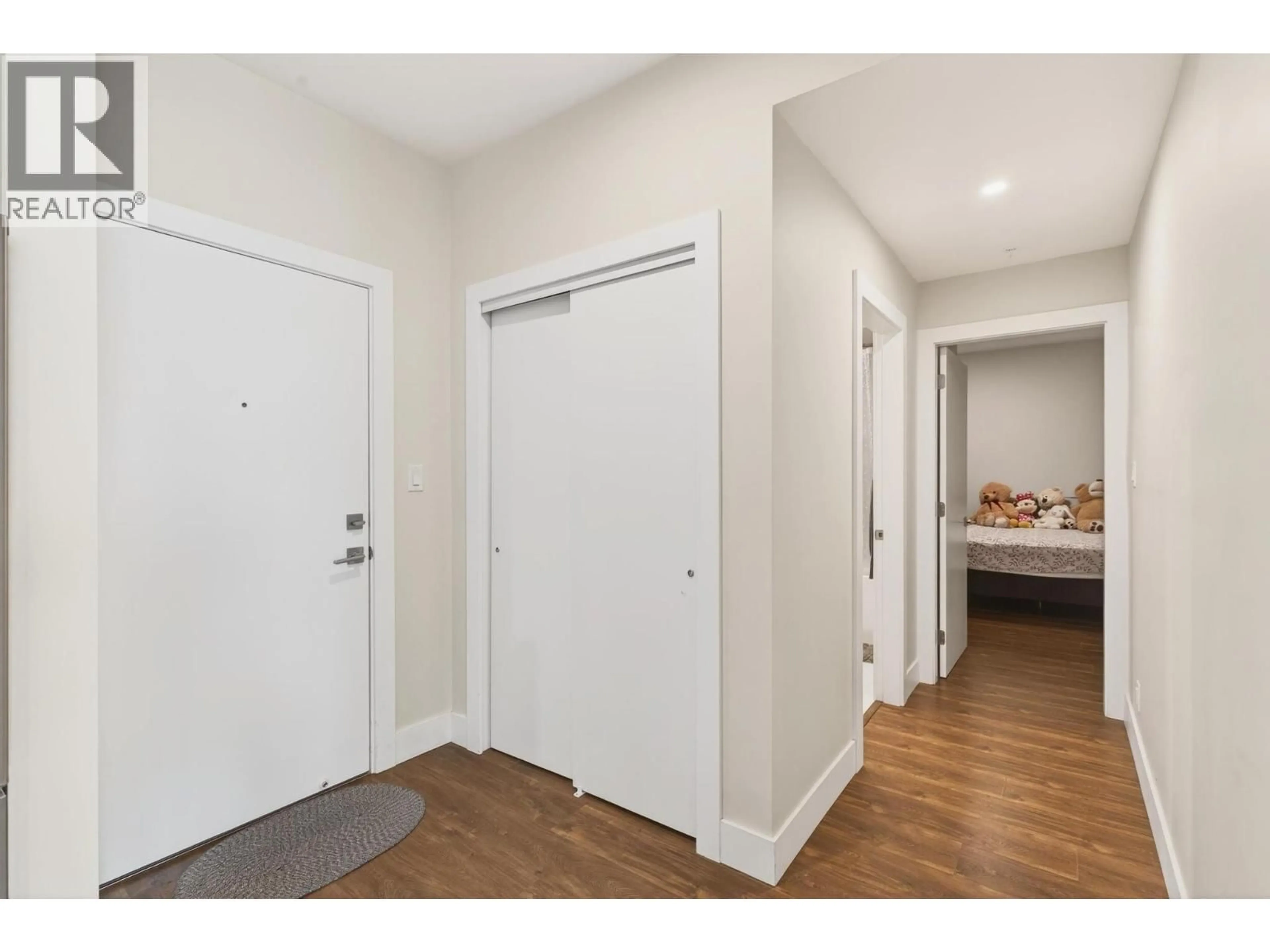 Indoor entryway for 412 - 1925 ENTERPRISE WAY, Kelowna British Columbia V1Y0J8