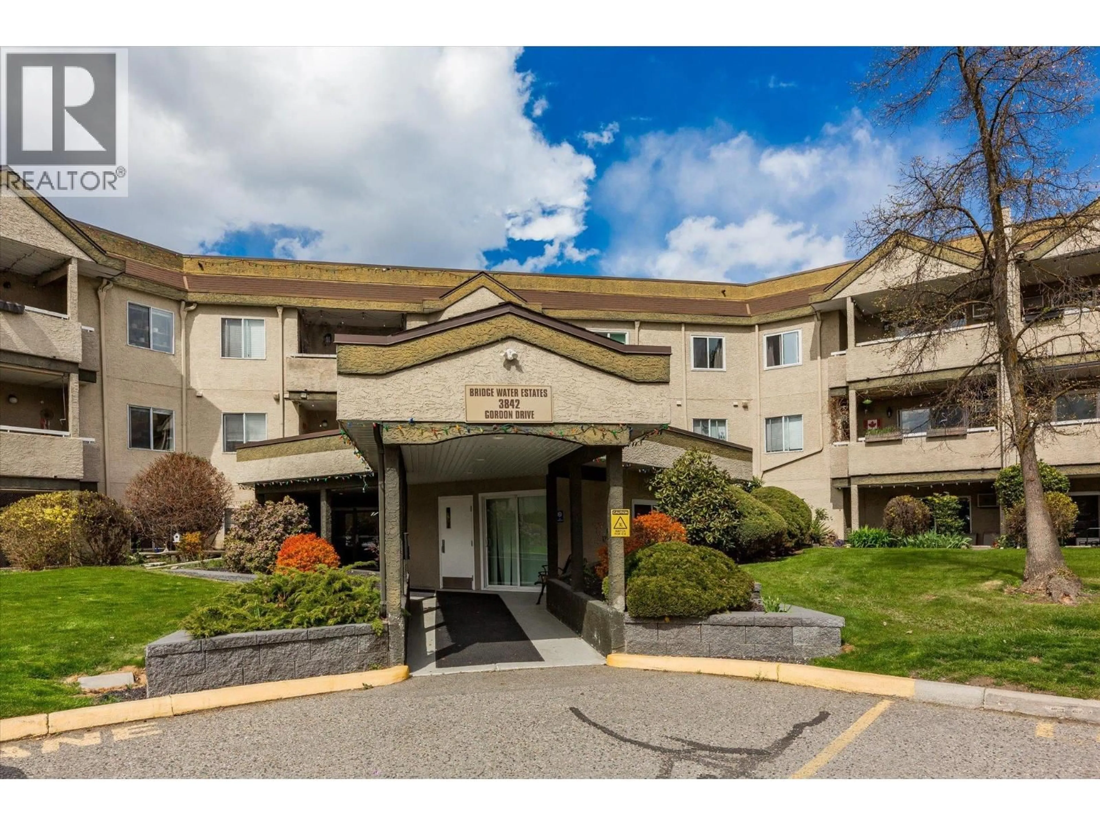 Indoor foyer for 112 - 3842 GORDON DRIVE, Kelowna British Columbia V1W3G4