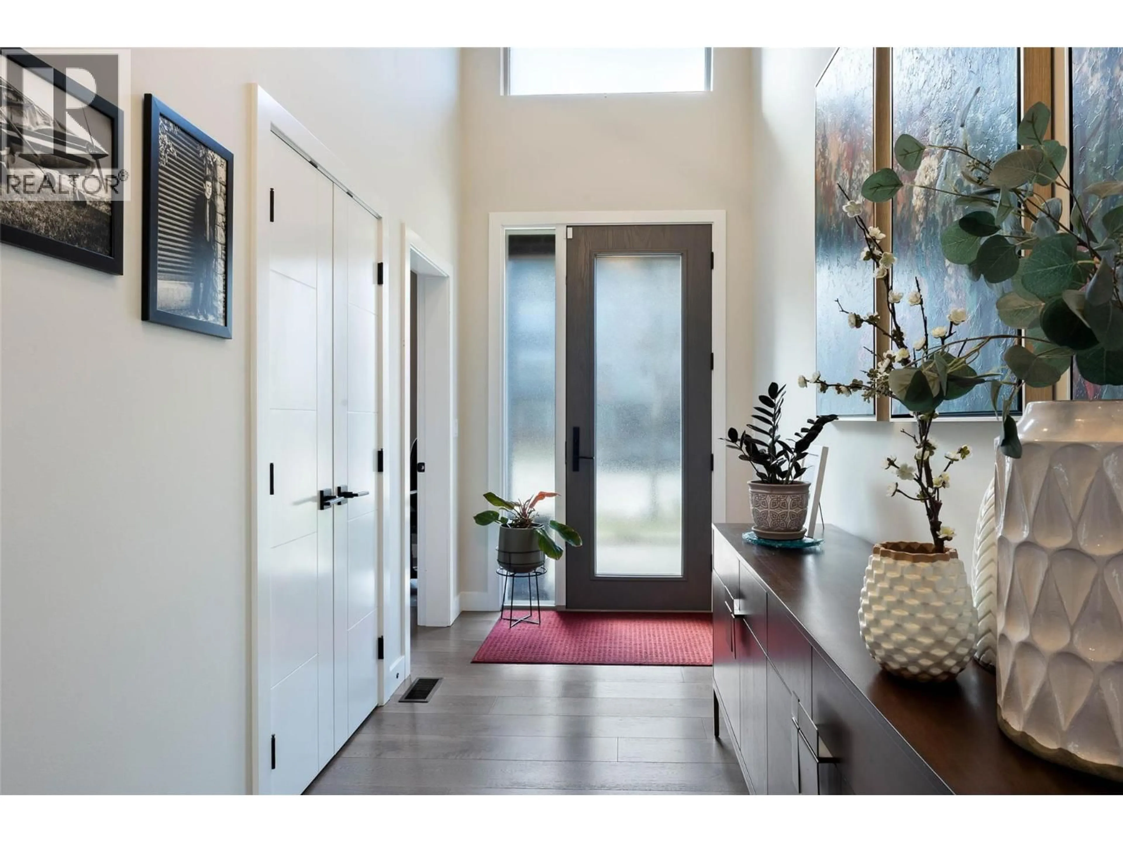 Indoor entryway for 1886 QU'APPELLE BOULEVARD, Kamloops British Columbia V2E0C7