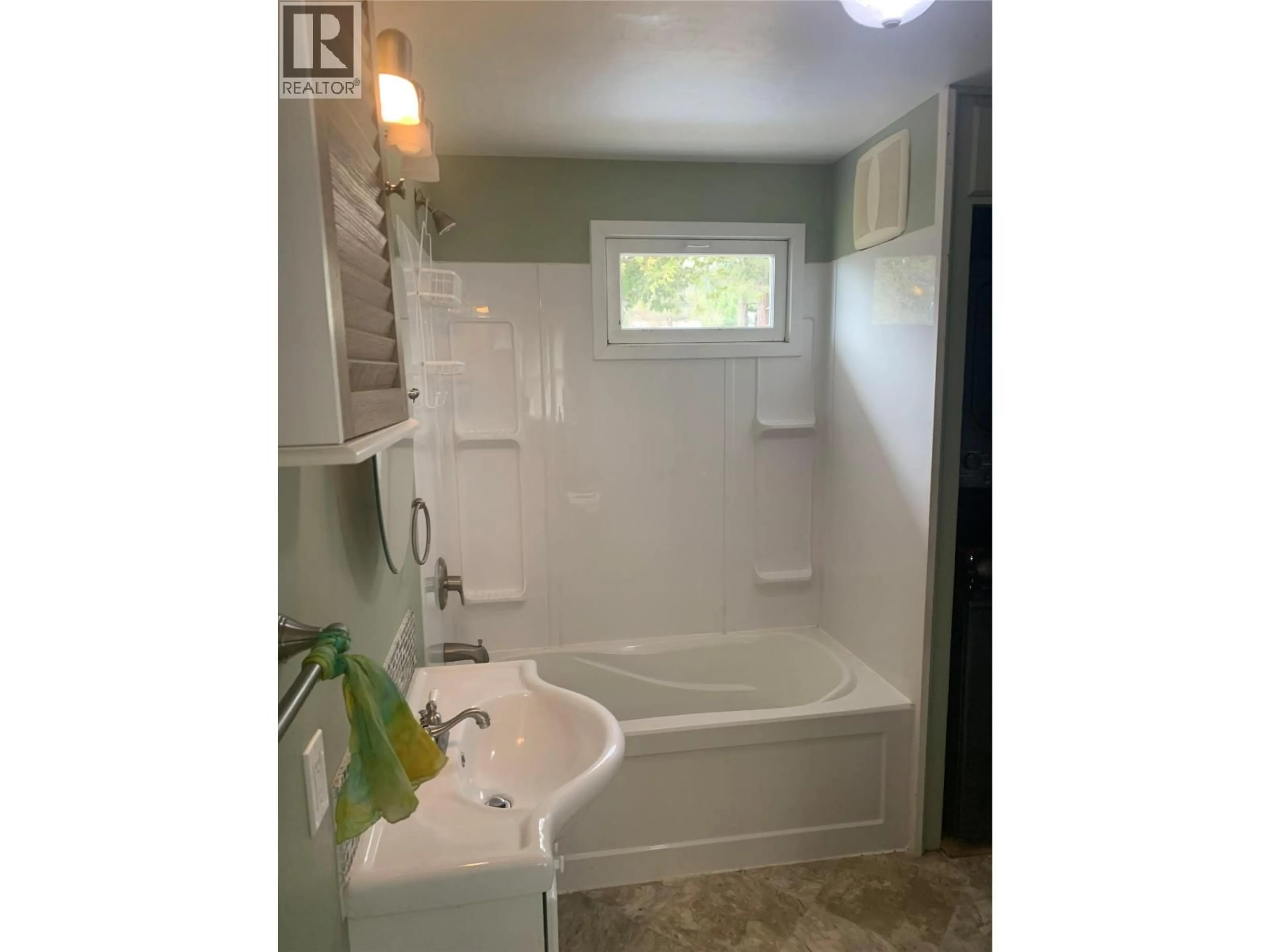 Standard bathroom, ceramic/tile floor for 572 6 HIGHWAY, Nakusp British Columbia V0G1R1