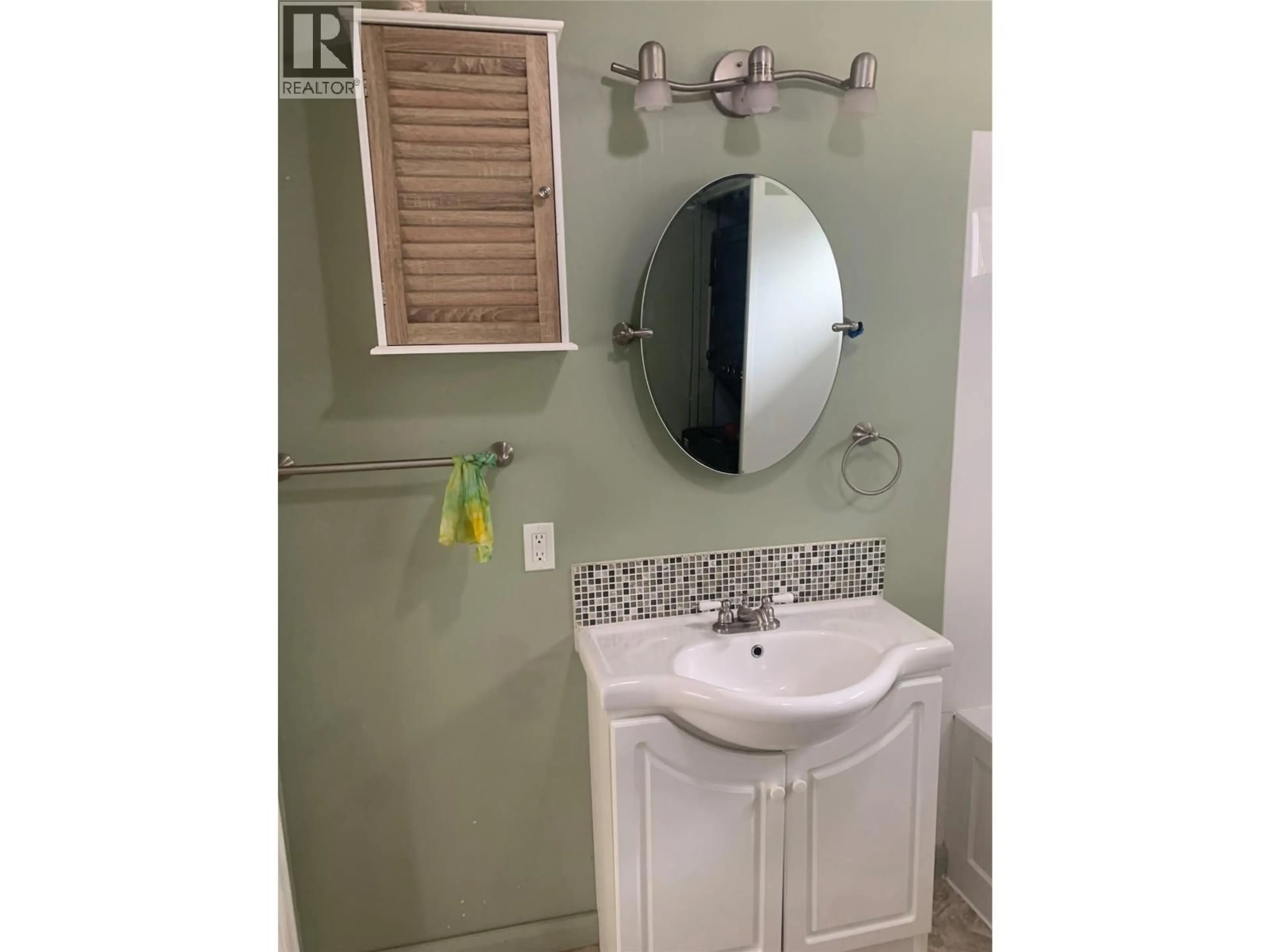 Standard bathroom, ceramic/tile floor for 572 6 HIGHWAY, Nakusp British Columbia V0G1R1