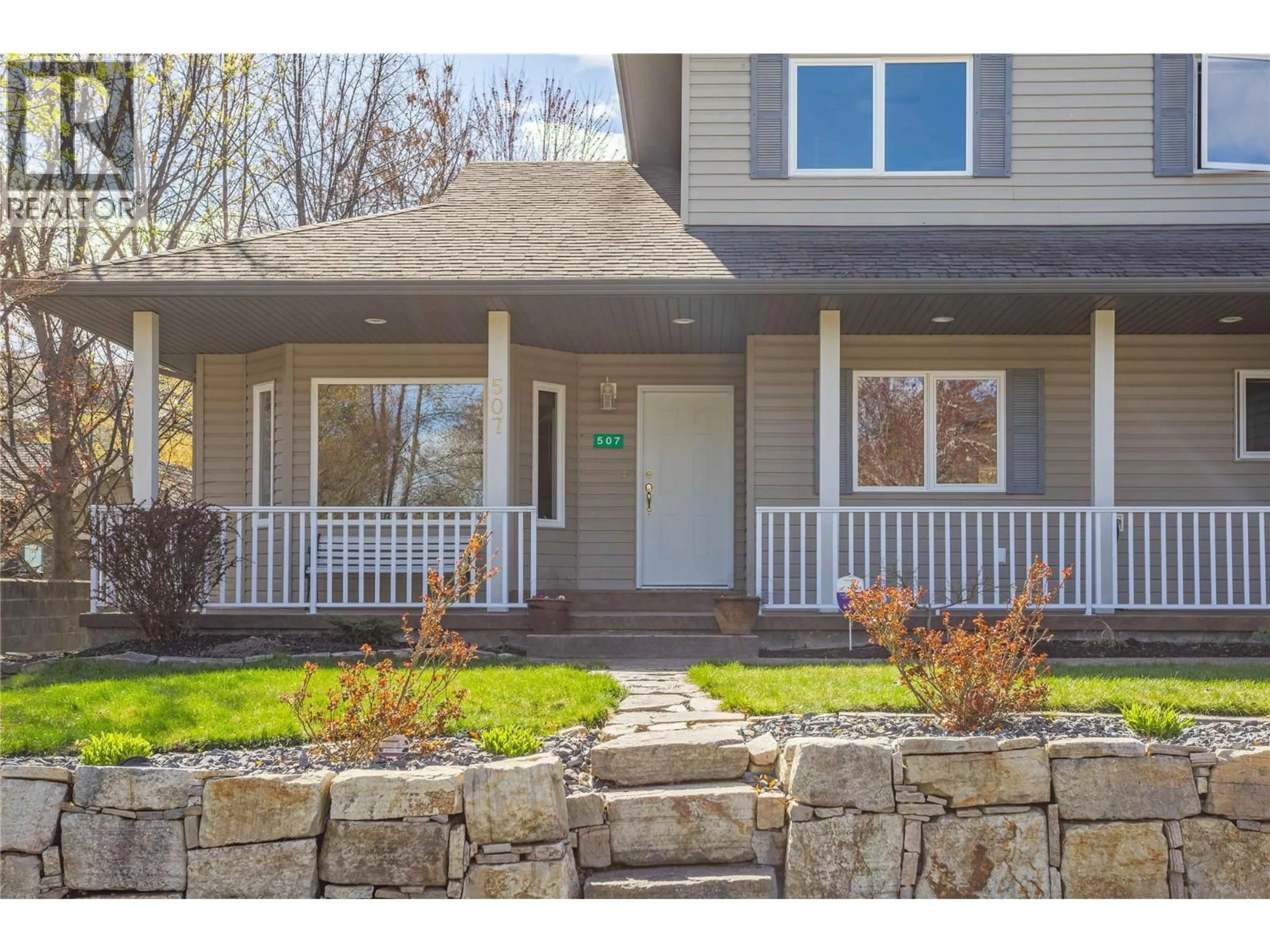 Home with vinyl exterior material, street for 507 WREN PLACE, Kelowna British Columbia V1W4K8