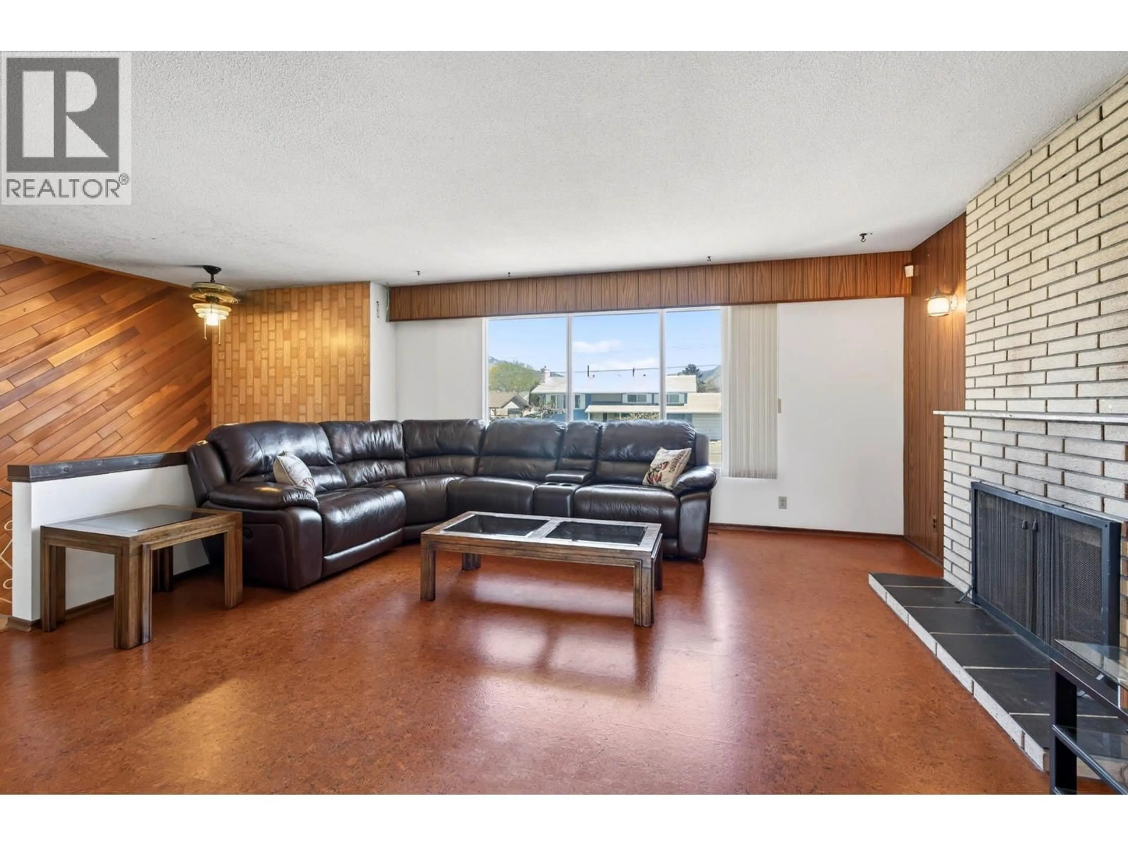 Living room with furniture, unknown for 1132 WINDBREAK STREET, Kamloops British Columbia V2B5R2