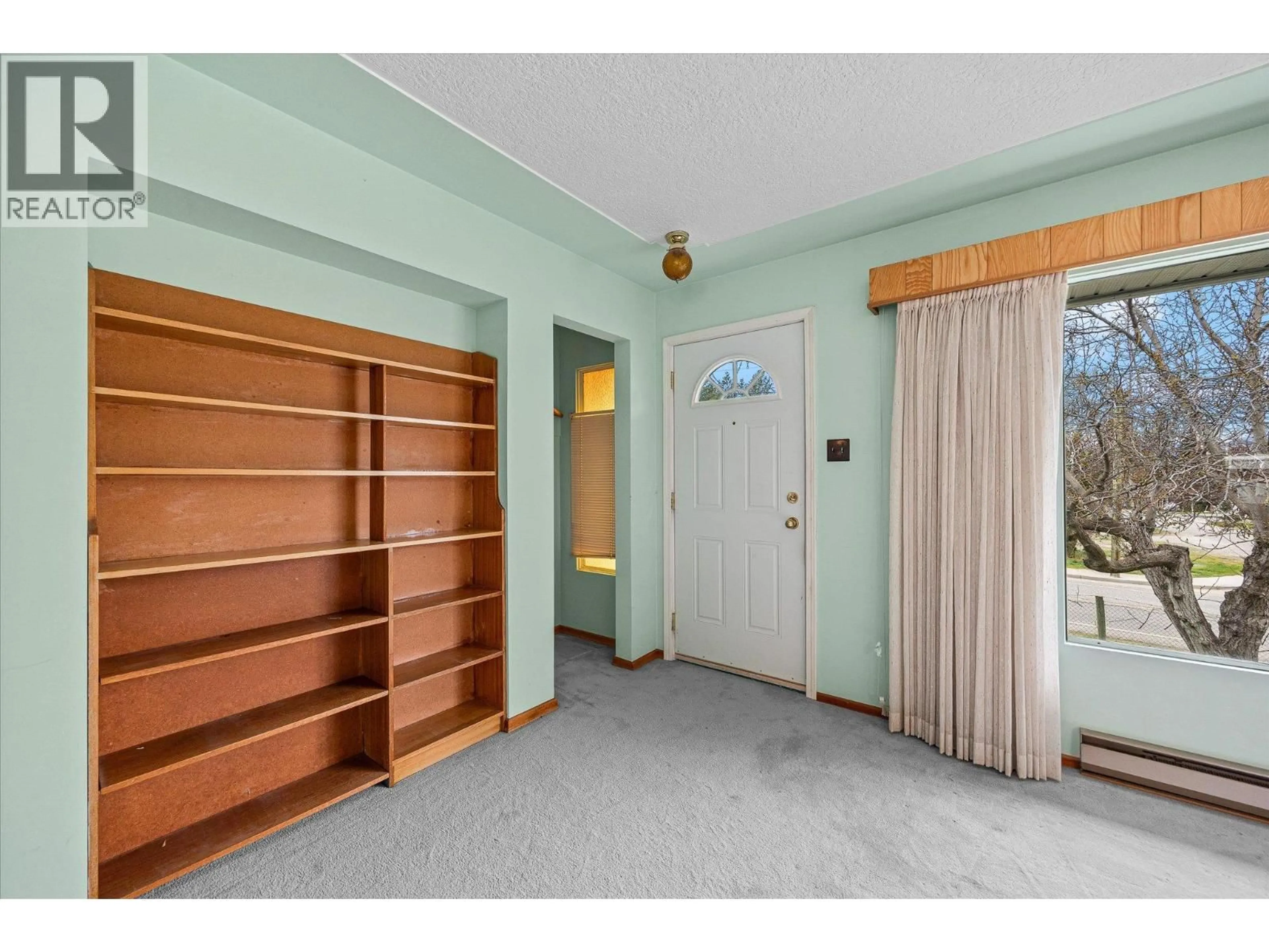 Indoor entryway for 4693 RAYMER ROAD, Kelowna British Columbia V1W1J4