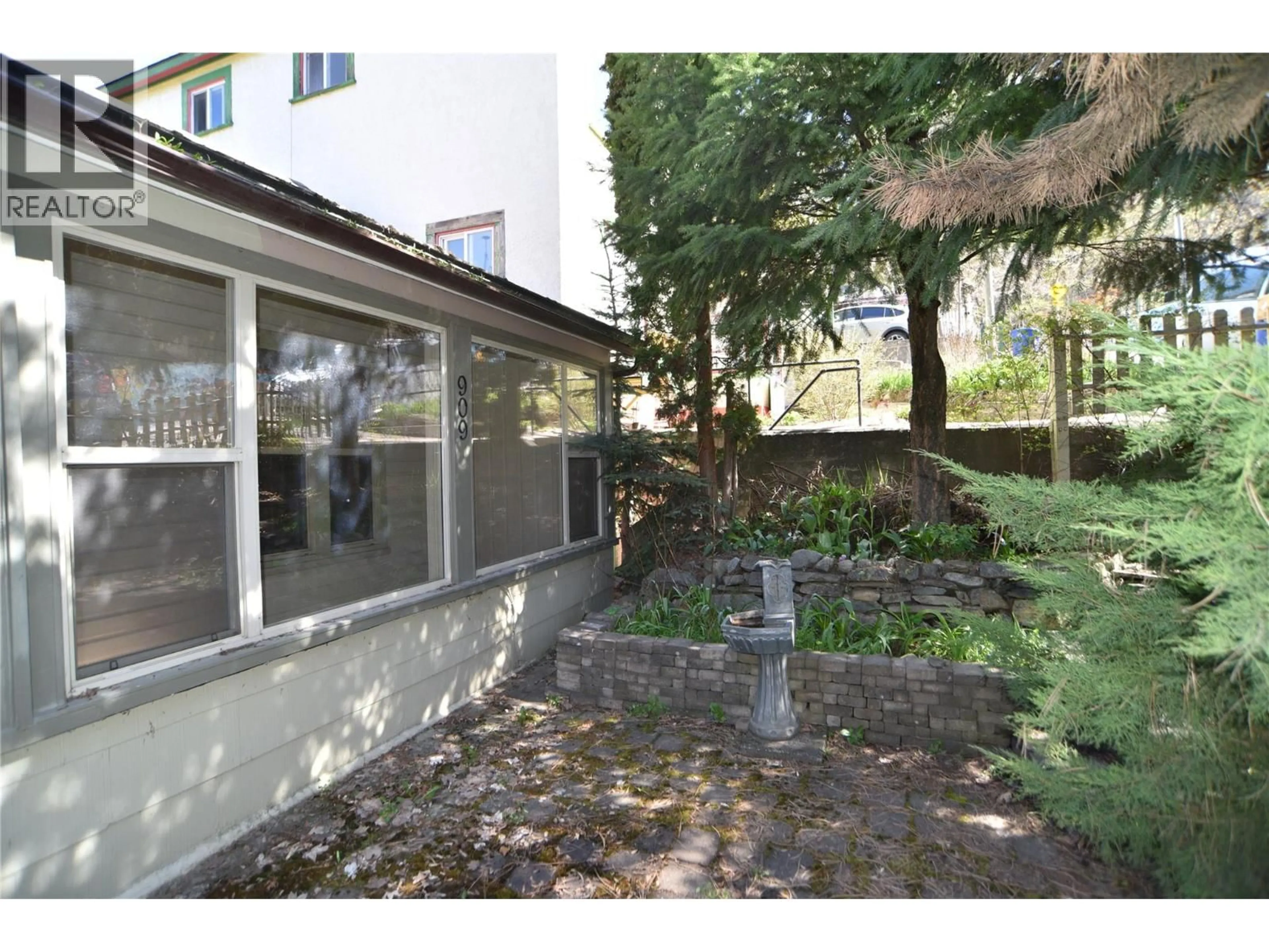 Patio, street for 909 EDGEWOOD AVENUE, Nelson British Columbia V1L4E1